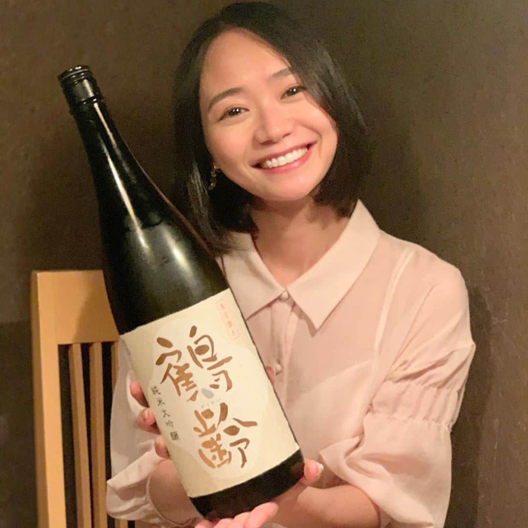 緑川静香さんのインスタグラム写真 - (緑川静香Instagram)「【しーたん日本酒録】﻿ ﻿ 青木酒造@新潟﻿ 鶴齢 純米大吟醸﻿ ﻿ 淡麗辛口ならぬ淡麗旨口酒。﻿ ﻿ ギックリ腰なみに腰を痛めて悲しい気分になりそうな時にクイっと飲んだらパワーを注入してくれるやつ。﻿ ﻿ #しーたん日本酒録 #唎酒師 #日本酒 #日本酒女子 #新潟 #青木酒造 #鶴齢 #純米大吟醸 #sake #japanesesake #sakestagram #sakebottle #일본술 ﻿ #新潟県産越淡麗を100％使用﻿ #精米歩合40%﻿ #美しい果実香﻿ #とてもスッキリしているのだけど﻿ #スッキリの中に旨味がちゃんといる﻿ #柔らかい﻿ #キレがよく爽やか」8月20日 19時08分 - midorikawa_shizuka