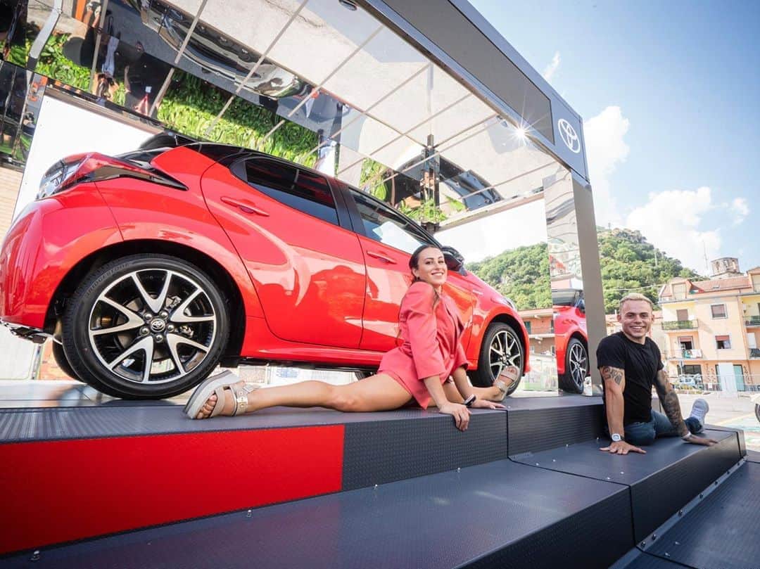 バネッサ・フェラーリのインスタグラム：「𝗘𝗻𝗲𝗿𝗴𝗶𝗮 𝗶𝗻𝗮𝗿𝗿𝗲𝘀𝘁𝗮𝗯𝗶𝗹𝗲...⚡️ Fondamentale per raggiungere i propri obiettivi! 😏  #NuovaYaris #StartYourImpossible #adv #Giffoni50 @toyota_italia」