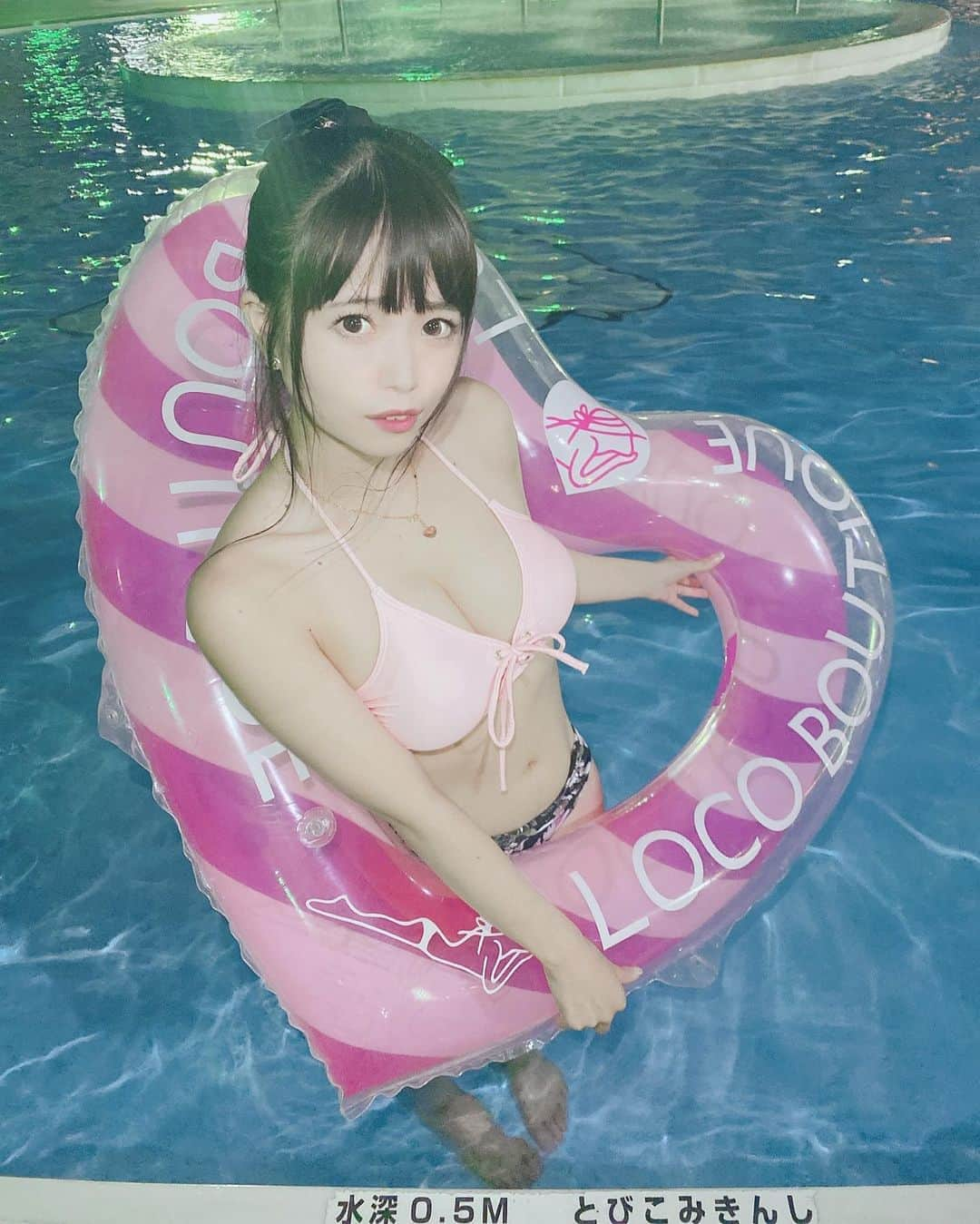 鈴木未央さんのインスタグラム写真 - (鈴木未央Instagram)「ばえる浮き輪 あともー1かいくらいちがうプールいきたいな〜。関係者連絡下さい💓笑 #としまえん　#プール　#ビキニ　#グラビア  #gruvia #鈴木未央　#ゆるっと革命団　#ロリ巨乳　#合法ロリ　#合法ロリ巨乳 #japanesegirl #やっぱら夏だね〜　#nuturephotography」8月20日 19時12分 - inachi928