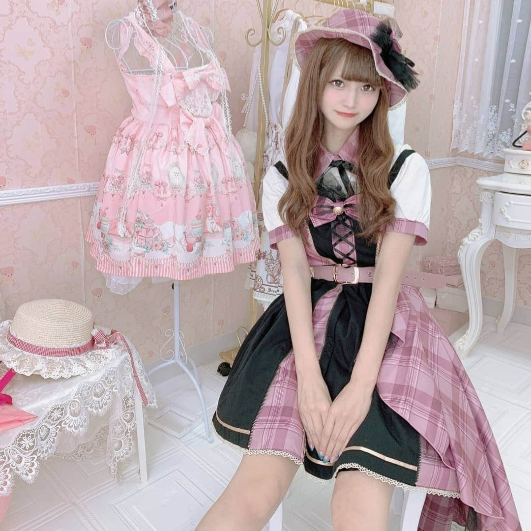 眞白ありすさんのインスタグラム写真 - (眞白ありすInstagram)「フラワーベアさんでやっと着たい服着れた～! 友達とお揃いする約束してるからそれも楽しみ♡ . . . . .  #toalice #アイドル衣装 #アイドル　#idol #コスプレ #フラワーベア　#ポートレート #ポートレートモデル　#lolitafashion #lolitastyle #sweetlolita #classiclolita #casuallolita #dailylolita  #ロリータ #ロリータファッション #クラシカルロリータ #ロリィタファッション」8月20日 19時23分 - alice.ee1010