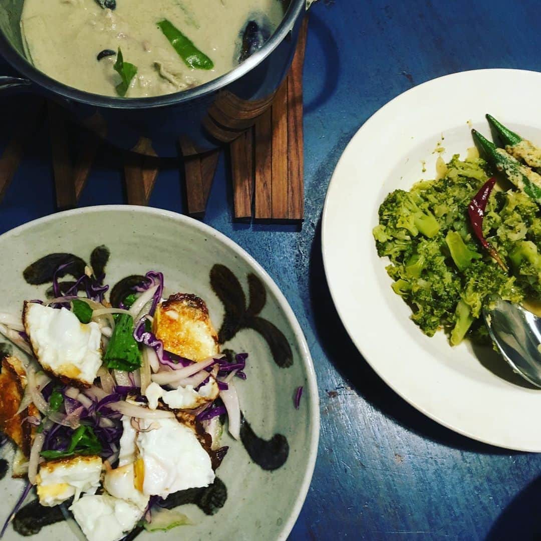 のインスタグラム：「タイカレー、目玉焼きのサラダとか。エスニックを食べるとお店に行きたくなる。辛い辛い旨いってぎゃあぎゃあ騒ぎながら食べたい(T ^ T)」