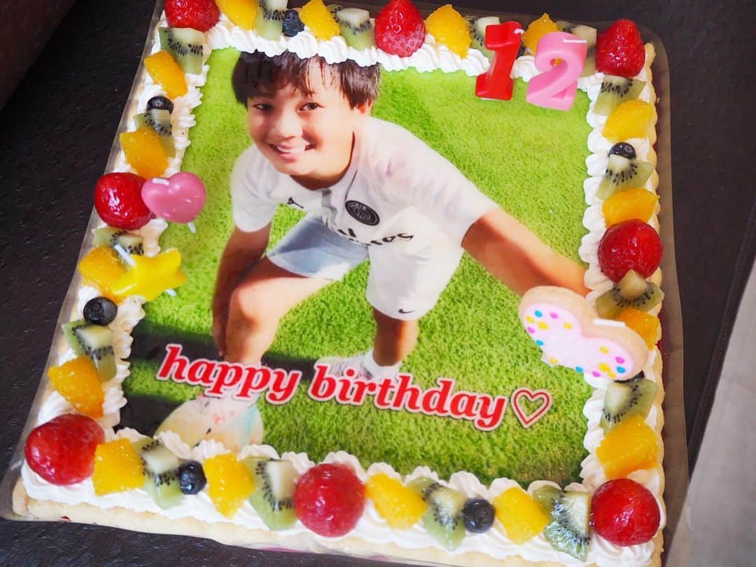 内田新菜のインスタグラム：「今年は写真ケーキ♡ ・ 沢山お祝いしてもらってありがとうございました🎁🥂💓 ・ ・ 今年のお誕生日は日本で過ごすことになったけど、 その代わり楽しい思い出も沢山作れました🎉✨✨ ・ ・ #birthdaycake #happybirthday #myson #12歳」