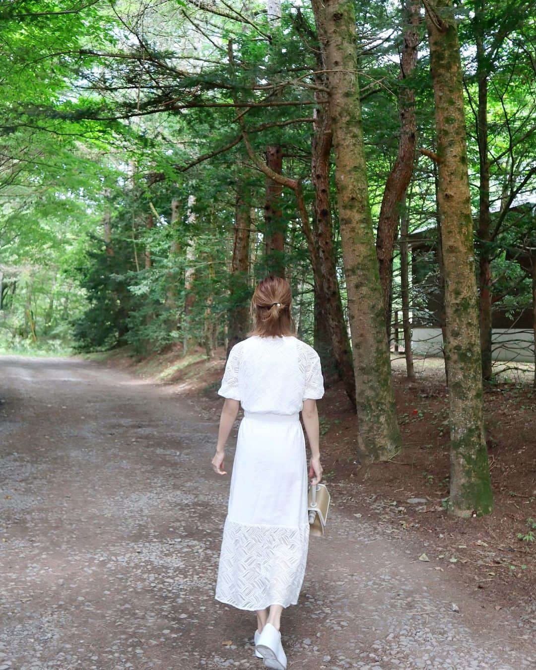 石黒美帆のインスタグラム：「*﻿ 🌿﻿ ﻿ dress#DRWCYS﻿ bag#vasic﻿ shoes#camper﻿ ﻿ ﻿ 透け感が可愛いワンピース。﻿ 春からずっと眠っていてようやく出番が🥰﻿ ﻿ 軽井沢の緑からたくさんパワーをもらって帰ってきました♡﻿お蕎麦屋さんの周りがどこも可愛かった🌿 ﻿ ﻿ ﻿ ﻿ #fashion#fashionstyle#fashiongram#instafashion#outfit#ootd#dailylook#패션#오오티디#ファッション#コーデ#ドロシーズ#夏服#夏コーデ#カンペール#スニーカーコーデ#スニーカー女子#白ワンピ#軽井沢」