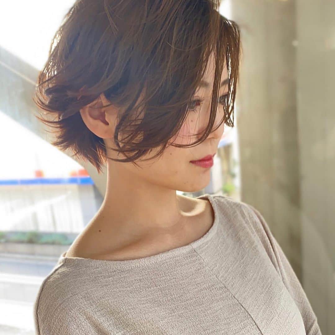西岡卓志さんのインスタグラム写真 - (西岡卓志Instagram)「色気のあるショートも﻿ @takashi_nishioka にご相談ください！﻿ ﻿ ﻿ ﻿ ﻿ ﻿ ﻿ 保存して頂けるとオーダーの際に便利です！﻿ ﻿ ﻿ 髪質に適した西岡独自の手法で髪を傷めず柔らかい質感へ✨💈﻿ ﻿ ﻿ ﻿ ﻿ パーマで悩んでいる方は是非ご相談下さい！﻿ ﻿ カットでフォルムを美しくし、パーマで全体のボリュームを似合う位置に作ります！﻿ ﻿ さらに髪質をしっかり診断させて頂き薬剤を選定し今までにないパーマの質感を約束します！﻿ ﻿ ﻿ ☑︎パーマがかからないと言われた方﻿ ﻿ ☑︎いつもすぐ取れてしまう方﻿ ﻿ ☑︎巻いてるからパーマでは出来ませんと言われた方﻿ ﻿ ☑︎パーマがくるくる過ぎて気に入らない方﻿ ﻿ ☑︎とにかく髪型に悩んでいる方﻿ ﻿ ﻿ 是非僕にご相談ください！﻿ ﻿ ﻿ 美容師キャリア20年で培われた﻿ ﻿ 《西岡独自のパーマ&似合わせ理論》で必ずステキなヘアスタイルにします！﻿ ﻿ お客様からはカットしてよかった！パーマをかけて良かったというお声を多数頂いております！﻿ ﻿ ﻿ 《✨お客様の口コミ✨》﻿ ﻿ ﻿ ﻿ ■会う人全員に褒められます！！本当にありがとうございます！また行きます😊﻿ ﻿ ■ 本日はパーマをかけていただき、ありがとうございました☺パーマも色もほぼ全てお任せでお願いしましたが、優しく聞き取りしてくださり、西岡さんにお願いしてよかったなぁ✨と思いながら帰りました☆お忙しい中ありがとうございました！明日から、パーマ楽しみたいと思います😌そして、またぜひ、よろしくお願いします🙏﻿ ﻿ ﻿ ■ 西岡さんにカットしてもらったあとは、めちゃ誉められます😂﻿ 有難うございます💕🍀﻿ ﻿ ■ 今日は、素敵な髪型にしていただき、ありがとうございました😃﻿ ﻿ スタッフの皆さんにも良くしていただき、あっという間に時間が過ぎていました♬﻿ ﻿ これからもよろしくお願いします😊﻿ ﻿ ﻿ ﻿ ーーーーーーーーーーーーーーーーーーーーーーー﻿ ﻿ ﻿ 髪型に悩まれている方は是非ご相談下さい！﻿ 全力で取り組ませて頂きます^_^﻿ ﻿ ﻿ 【✨髪型で人生を豊かにするお手伝いを✨】﻿ ﻿ 素敵なヘアには女性を幸せにする力があります！﻿ ﻿ 僕に是非お任せ下さい！﻿ ﻿ ﻿ ヘアスタイルを似合わせるには大事な要素があります✨﻿ ﻿ ☑︎首や、肩幅を考慮したシルエット👤﻿ ﻿ ☑︎お顔の特徴頬や顎の位置生えグセなどをカバーする前髪を含めたフロントデザイン👧﻿ ﻿ ☑︎普段のファッションに馴染むヘアスタイルとファッションの調和👚﻿ ﻿ 美容師は綺麗に切る事が大事なのではなく、一人一人に似合わせる事が大事です✨﻿ ﻿ なぜかいつも髪型がしっくり来ない！﻿ ﻿ インスタで見た可愛い髪にしたい！﻿ ﻿ なんか似合ってない、なんか変、可愛くない！﻿ ﻿ という貴女へ！﻿ ﻿ 絶対僕が素敵にします！﻿ ﻿ 【価格表】﻿ ﻿ カット¥7,150﻿ カットカラー¥15,400円﻿ カットカラートリートメント¥20,900円﻿ カットパーマ¥18,700﻿ トリートメント¥5,500﻿ 縮毛矯正カット¥27,500﻿ #アッシュ﻿ #ヨシンモリ#韓国風ヘア﻿ ﻿ #キレイ目コーデ#大人カジュアル#簡単ヘアアレンジ#ハイトーン#品格﻿ #デジタルパーマ﻿ #アッシュグレージュ#韓国ヘア#大人カジュアル#ダブルカラー」8月20日 19時16分 - takashi_nishioka