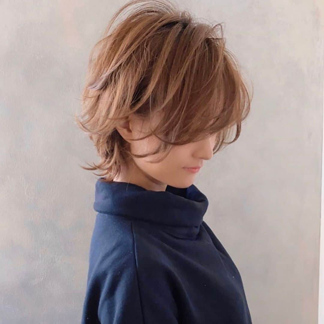 西岡卓志さんのインスタグラム写真 - (西岡卓志Instagram)「色気のあるショートも﻿ @takashi_nishioka にご相談ください！﻿ ﻿ ﻿ ﻿ ﻿ ﻿ ﻿ 保存して頂けるとオーダーの際に便利です！﻿ ﻿ ﻿ 髪質に適した西岡独自の手法で髪を傷めず柔らかい質感へ✨💈﻿ ﻿ ﻿ ﻿ ﻿ パーマで悩んでいる方は是非ご相談下さい！﻿ ﻿ カットでフォルムを美しくし、パーマで全体のボリュームを似合う位置に作ります！﻿ ﻿ さらに髪質をしっかり診断させて頂き薬剤を選定し今までにないパーマの質感を約束します！﻿ ﻿ ﻿ ☑︎パーマがかからないと言われた方﻿ ﻿ ☑︎いつもすぐ取れてしまう方﻿ ﻿ ☑︎巻いてるからパーマでは出来ませんと言われた方﻿ ﻿ ☑︎パーマがくるくる過ぎて気に入らない方﻿ ﻿ ☑︎とにかく髪型に悩んでいる方﻿ ﻿ ﻿ 是非僕にご相談ください！﻿ ﻿ ﻿ 美容師キャリア20年で培われた﻿ ﻿ 《西岡独自のパーマ&似合わせ理論》で必ずステキなヘアスタイルにします！﻿ ﻿ お客様からはカットしてよかった！パーマをかけて良かったというお声を多数頂いております！﻿ ﻿ ﻿ 《✨お客様の口コミ✨》﻿ ﻿ ﻿ ﻿ ■会う人全員に褒められます！！本当にありがとうございます！また行きます😊﻿ ﻿ ■ 本日はパーマをかけていただき、ありがとうございました☺パーマも色もほぼ全てお任せでお願いしましたが、優しく聞き取りしてくださり、西岡さんにお願いしてよかったなぁ✨と思いながら帰りました☆お忙しい中ありがとうございました！明日から、パーマ楽しみたいと思います😌そして、またぜひ、よろしくお願いします🙏﻿ ﻿ ﻿ ■ 西岡さんにカットしてもらったあとは、めちゃ誉められます😂﻿ 有難うございます💕🍀﻿ ﻿ ■ 今日は、素敵な髪型にしていただき、ありがとうございました😃﻿ ﻿ スタッフの皆さんにも良くしていただき、あっという間に時間が過ぎていました♬﻿ ﻿ これからもよろしくお願いします😊﻿ ﻿ ﻿ ﻿ ーーーーーーーーーーーーーーーーーーーーーーー﻿ ﻿ ﻿ 髪型に悩まれている方は是非ご相談下さい！﻿ 全力で取り組ませて頂きます^_^﻿ ﻿ ﻿ 【✨髪型で人生を豊かにするお手伝いを✨】﻿ ﻿ 素敵なヘアには女性を幸せにする力があります！﻿ ﻿ 僕に是非お任せ下さい！﻿ ﻿ ﻿ ヘアスタイルを似合わせるには大事な要素があります✨﻿ ﻿ ☑︎首や、肩幅を考慮したシルエット👤﻿ ﻿ ☑︎お顔の特徴頬や顎の位置生えグセなどをカバーする前髪を含めたフロントデザイン👧﻿ ﻿ ☑︎普段のファッションに馴染むヘアスタイルとファッションの調和👚﻿ ﻿ 美容師は綺麗に切る事が大事なのではなく、一人一人に似合わせる事が大事です✨﻿ ﻿ なぜかいつも髪型がしっくり来ない！﻿ ﻿ インスタで見た可愛い髪にしたい！﻿ ﻿ なんか似合ってない、なんか変、可愛くない！﻿ ﻿ という貴女へ！﻿ ﻿ 絶対僕が素敵にします！﻿ ﻿ 【価格表】﻿ ﻿ カット¥7,150﻿ カットカラー¥15,400円﻿ カットカラートリートメント¥20,900円﻿ カットパーマ¥18,700﻿ トリートメント¥5,500﻿ 縮毛矯正カット¥27,500﻿ #アッシュ﻿ #ヨシンモリ#韓国風ヘア﻿ ﻿ #キレイ目コーデ#大人カジュアル#簡単ヘアアレンジ#ハイトーン#品格﻿ #デジタルパーマ﻿ #アッシュグレージュ#韓国ヘア#大人カジュアル#ダブルカラー」8月20日 19時16分 - takashi_nishioka