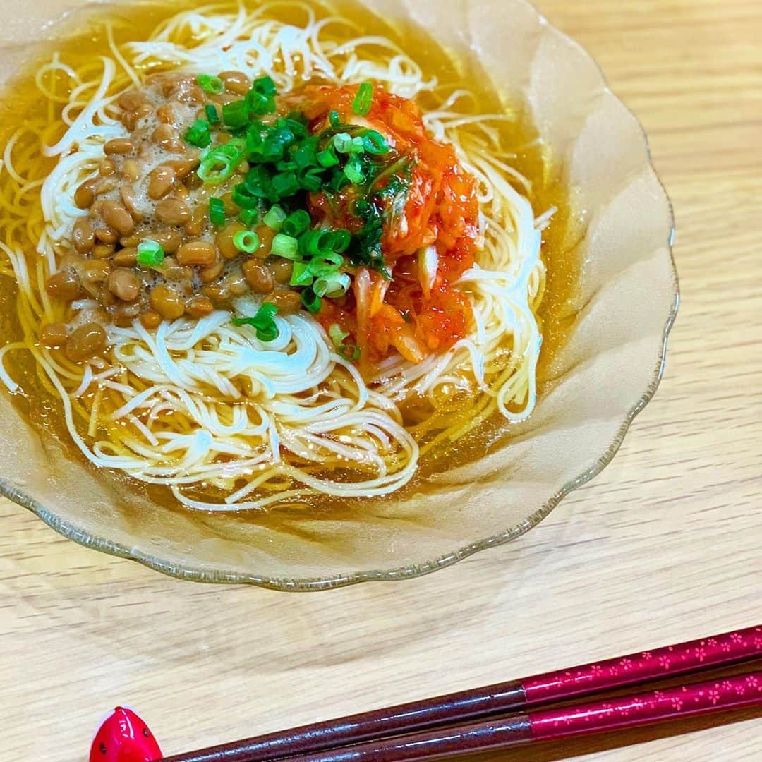 のインスタグラム：「暑くて食欲減の時におすすめのさっぱり#素麺 😋💓 ・ #めんつゆ に#ごま油 を入れて、キムチに納豆に万能ねぎをのせるだけ！美味しい♪ ・ 🍴#キムチ納豆そうめん ・ #かおりずキッチン #cooking #料理 #主婦料理 #OL料理 #クッキング #ご飯#foodinsta #food #foodstagram #おうちご飯 #お家ごはん #お昼ご飯 #お昼ごはん #ランチ #おうちランチ #そうめんアレンジ #そうめんレシピ #そうめん」