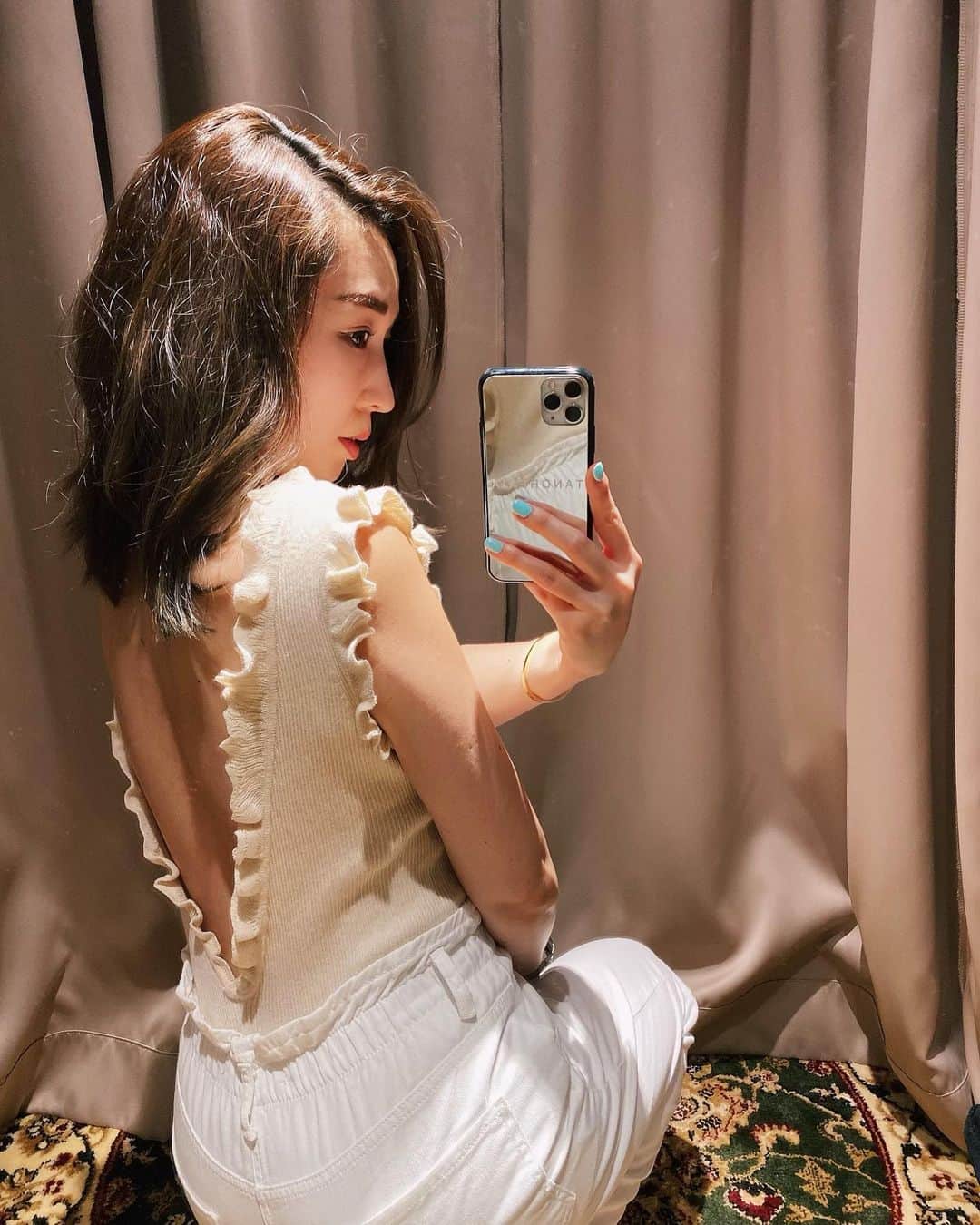 shihoのインスタグラム：「一目惚れしたおよーふく♡ . . . . 今日は暑すぎて溶けるかと おもったね🥵☀️ . . . . . . 定期的にメンテナンスいってる @maoli_salon のおかげで 背中も頭もめちゃスッキリ！ 頭整えると顔もハイフやったみたいに引き上がるし おでこもスーパーまーるくなるし目も大きく 鼻も高くなるから驚きがとまらないよ😳✨ @maoli_yuuu ちゃん いつもありがとう🥺🥺🥺🌈🌼」