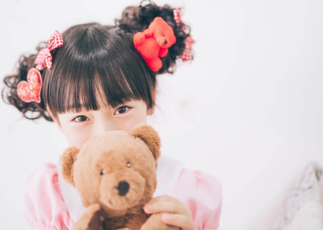 Akiのインスタグラム：「8/20 ・ photo by: @ppyan0404  ・ 🧸✖️🎀 ・ ・ 女子が喜ぶ とびっきりのガーリー👧🏻 ・ こちらが用意したのは衣装だけ👗 ・ ・  @ppyan0404 の世界 まだ続くよ𓂃 𓂂𓏸 ・ ・ ・ ・ ーーーーーーーーーーーーーー ☑︎ロケーション撮影 ☑︎スタジオ撮影 ☑︎出張撮影 ☑︎ヘアメイク ☑︎衣装貸出(サイズ90〜110) ・ ご依頼は DMまで▶︎▶︎▶︎ @ppyan0404  ーーーーーーーーーーーーーー ・ ・ ・ ・ #8歳#インスタキッズ#キッズコーデ#キッズファッション#仙台ママ#小2#JSガール#韓国子供服#小学生#娘#キッズモデル#スタジオモデル#こどものいる暮らし#JS2#kidsfashion#kjp_ootd#오오티디#코디#데일리룩#패션#옷스타그램」