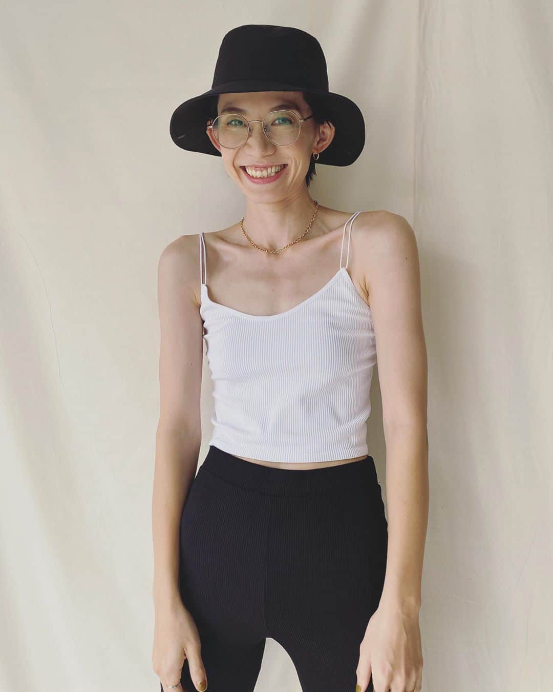 平山奈美のインスタグラム：「今日も暑かったぁあ もちろん、日焼け止めと日傘は必須です。日焼け止めは3種類を使い分けておりますが、そろそろ身体用を買い替えるとき、、次なに使ってみようかなぁ☀︎  (ちなみに最上級のめんどくさがりなので、日焼け止めもコスパ重視で安くても塗らないよりいっかくらいの感じですyo)  そして皆様、こまめな水分補給と適度な塩分ワスレズニネ✌︎  #日焼け止め #私服 #バケットハット #無印良品 #無印コーデ #フレアパンツ #キャミソール #ザラ #ザラジョ #プチプラ #モノクロコーデ #メガネ女子 #ママ #男の子ママ #ショートヘア #夏コーデ #夏 #猛暑 #KOSE」