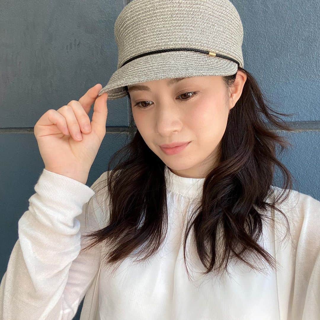鈴木芳奈のインスタグラム：「素敵帽子 @ca4la_official を被って。 長袖で紫外線対策。 今日も順調にあついですねっ お久しぶりの日常写真...📷 #浴衣写真楽しんでいただけましたか？！ #季節に沿ったお写真もなかなかいいもんだ #なんとなく秋を感じる私 #いやまだ夏か #まだまだかき氷は食べたい #水分補給しっかりね #ca4la #hat」