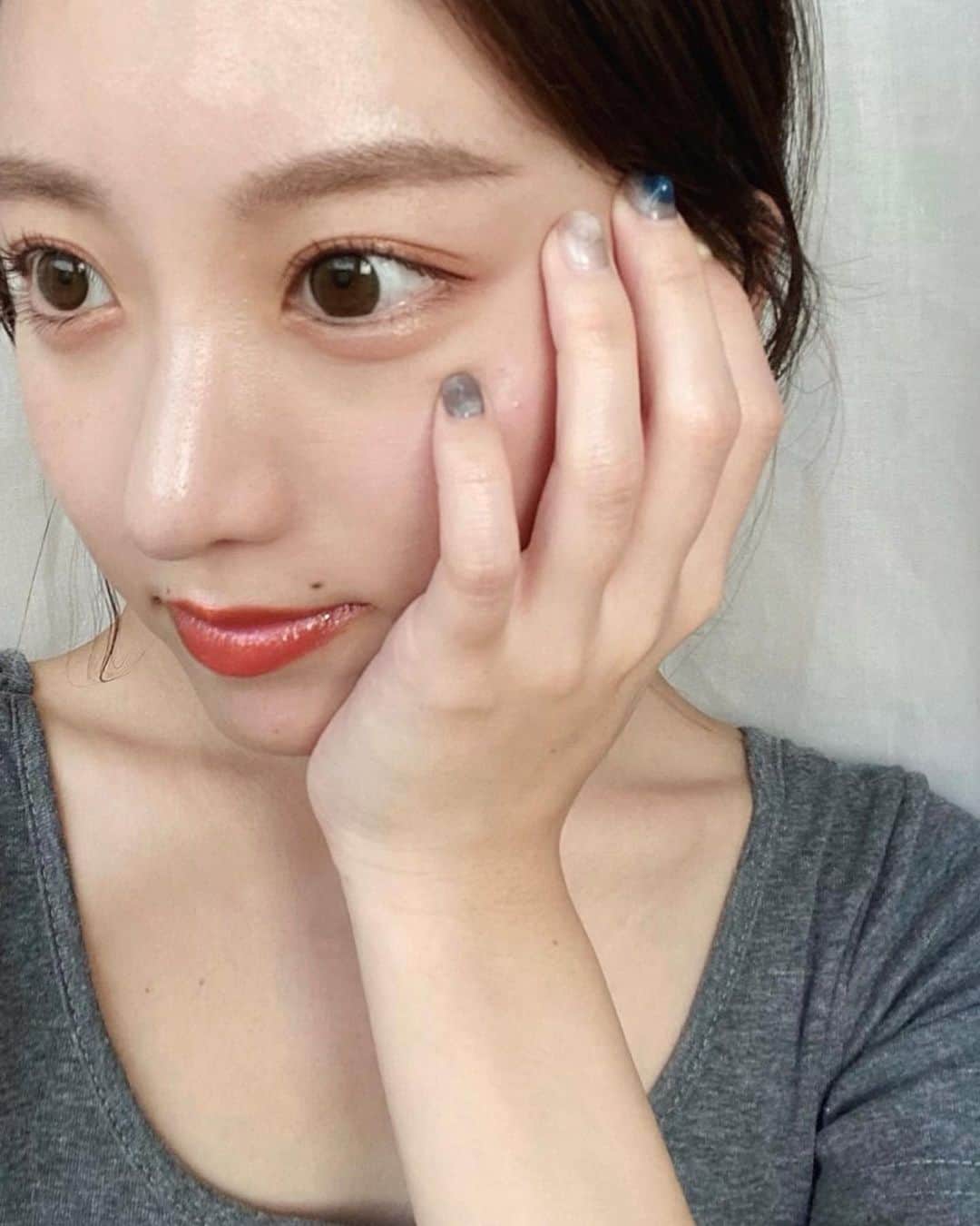 大野真昂のインスタグラム：「☺︎ ・ 最近のオレンジメイク🍊 どあっぷ、、 ・ 👀 eye shadow （上）MAJOLICA MAJORCA シャドーカスタマイズ BR331 シナモン （下）MAJOLICA MAJORCA シャドーカスタマイズ BE286 ゴージャス姉妹 ・ 💄 CEZANNE ラスティングリップカラーN 504 ・ マジョマジョのアイシャドウは プチプラで発色も良くて好き🥰 シナモンの色がお気に入り〜 ゴージャス姉妹はツウィちゃんも 涙袋に使っててバズったやつ✨ ・ @lilyanna.jp sarang brown の カラコン付けてた日。 ・ いつもリップだけ気分で変えてる☺️🌻 ・ #メイク #オレンジメイク #majolicamajorca #マジョリカマジョルカ #アイシャドウ #ゴージャス姉妹 #シナモン #cezanne #セザンヌ　#リップ #プチプラコスメ #lillyanna #pr」