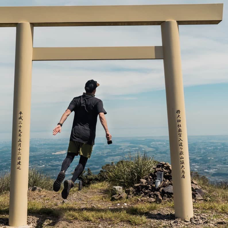 のりごとーのインスタグラム：「鈴鹿セブンマウンテン 、4山目！入道ヶ岳完頂です！  あと3山！  という事で、ちょっと下界にフワッと行ってきます。  ちなみに次の山の抱負は、もっとフワッと感を出した浮遊写真を撮る！です。  #鈴鹿セブンマウンテン  #登山 #山頂 #ゆるゆる登山部 #浮遊 #浮遊写真」