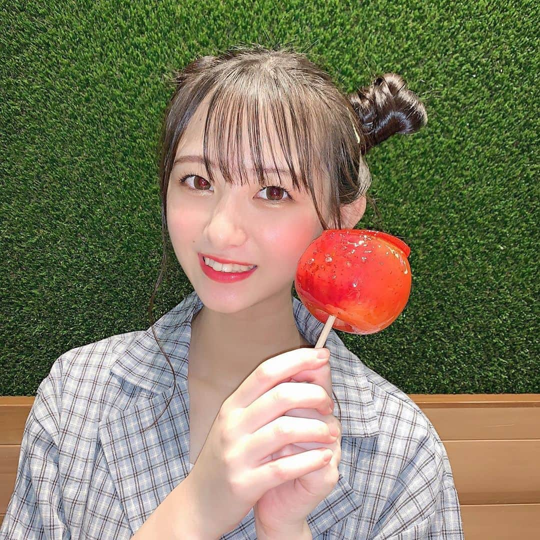 皆藤悠柚のインスタグラム：「ずっと行きたかった場所に行けたの〜🥰 お持ち帰りしか出来なかったんだけどめっちゃ美味しかった！！ 目にりんご飴が映ってる🍎 ・ ・ ・ #ポムダムールトーキョー #りんご飴専門店 #りんご飴 #新宿カフェ #新宿 #高校生 #女子高生 #他撮り #皆藤悠柚 #jk #jk1 #followlike #shinjuku #tokyo  #apple #candy」