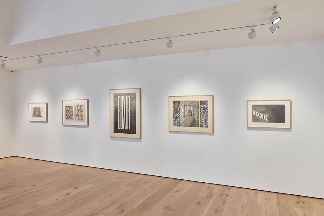 のインスタグラム：「An exhibition of works on paper from the esteemed Donald B. Marron Collection closes today at Pace’s gallery in East Hampton. Presented in partnership with Pace Gallery and Acquavella Galleries, the intimate exhibition features almost forty works on paper spanning sketches and studies to fully realized paint and pastel.   Works on view range from early modern masterpieces by Henri Matisse, Raoul Dufy, and Fernand Léger; to nature studies by Ellsworth Kelly and an exemplary acrylic from Paul Thek’s final series; to contemporary pieces by Mamma Andersson, Leonardo Drew, Damien Hirst, Jasper Johns, and Brice Marden, among others. A focused presentation on Ed Ruscha’s typographic and image-based drawings and a selection of his inventive artist’s books will round out the exhibition. Follow the link in our bio for more info. __________ #MarronCollection #AcquavellaGalleries #Gagosian #PaceGallery @acquavellagalleries @pacegallery Installation views, “Works on Paper from a Distinguished Private Collection,” Pace Gallery, East Hampton, New York, August 12—20, 2020 © Pace Gallery; (1) Artwork, left, center, and right: © Ed Ruscha; center left and center right: © 2020 Jasper Johns/Licensed by VAGA at Artists Rights Society (ARS), New York; (2) Artwork, left to right: © Ed Ruscha; © 2020 Jasper Johns/Licensed by VAGA at Artists Rights Society (ARS), New York; © Ed Ruscha; © 2020 Jasper Johns/Licensed by VAGA at Artists Rights Society (ARS), New York; © Ed Ruscha; © Damien Hirst and Science Ltd. All rights reserved/DACS, London/ARS, New York 2020; © 2020 Brice Marden/Artists Rights Society, New York; (3) Artwork, left to right: © Ed Ruscha; © Damien Hirst and Science Ltd. All rights reserved/DACS, London/ARS, New York 2020; © 2020 Brice Marden/Artists Rights Society, New York」