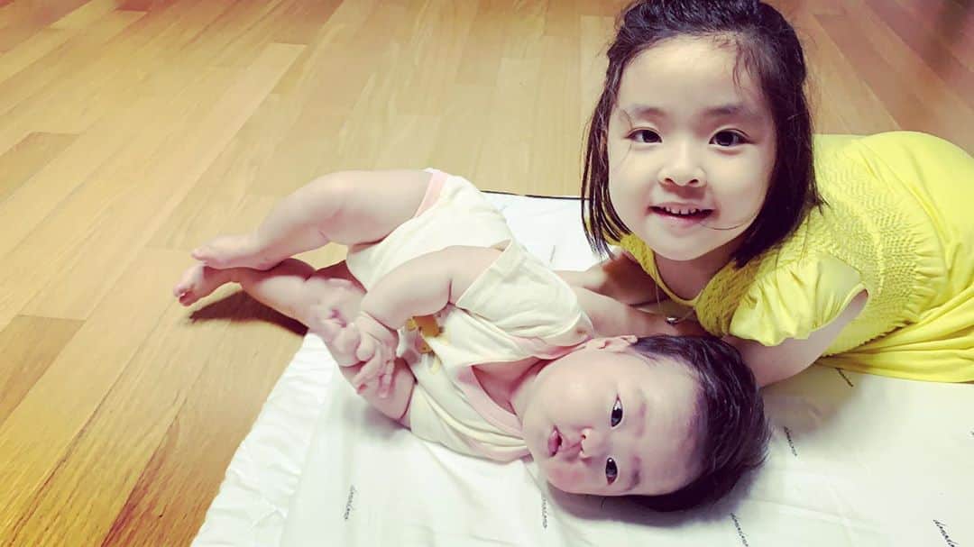 イ・ユンジのインスタグラム：「엄마 조심히 일하고 너희들에게 달려갈께. #사랑해#아가들아#제발#🙏」