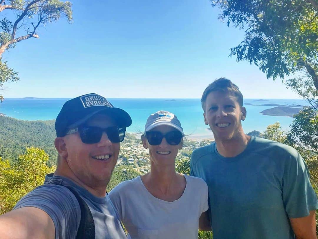 トラビス・マホーニーのインスタグラム：「Family ❤️ had an absolute blast up in North Queensland ☀️, I wish some of the warmth had followed me back home 🥶」