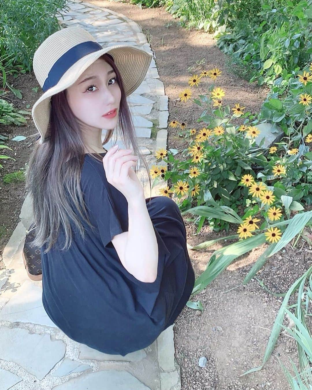 木佐友菜さんのインスタグラム写真 - (木佐友菜Instagram)「･ ･ ちっちゃいひまわりみたいなお花🌻 可愛かった‪‪☺︎‬ ･ ･ #夏 #麦わら帽子 #夏を感じる #熱海 #タビジョ #夏コーデ #お花 #アカオハーブアンドローズガーデン #お花畑 #セルカ #夏の思い出 #花 #summer #code #atami #trip #travel #instagood #instalike #holiday #photo #selfie #summerfashion #셀카 #좋아요 #여행」8月20日 19時46分 - tomona_kisa