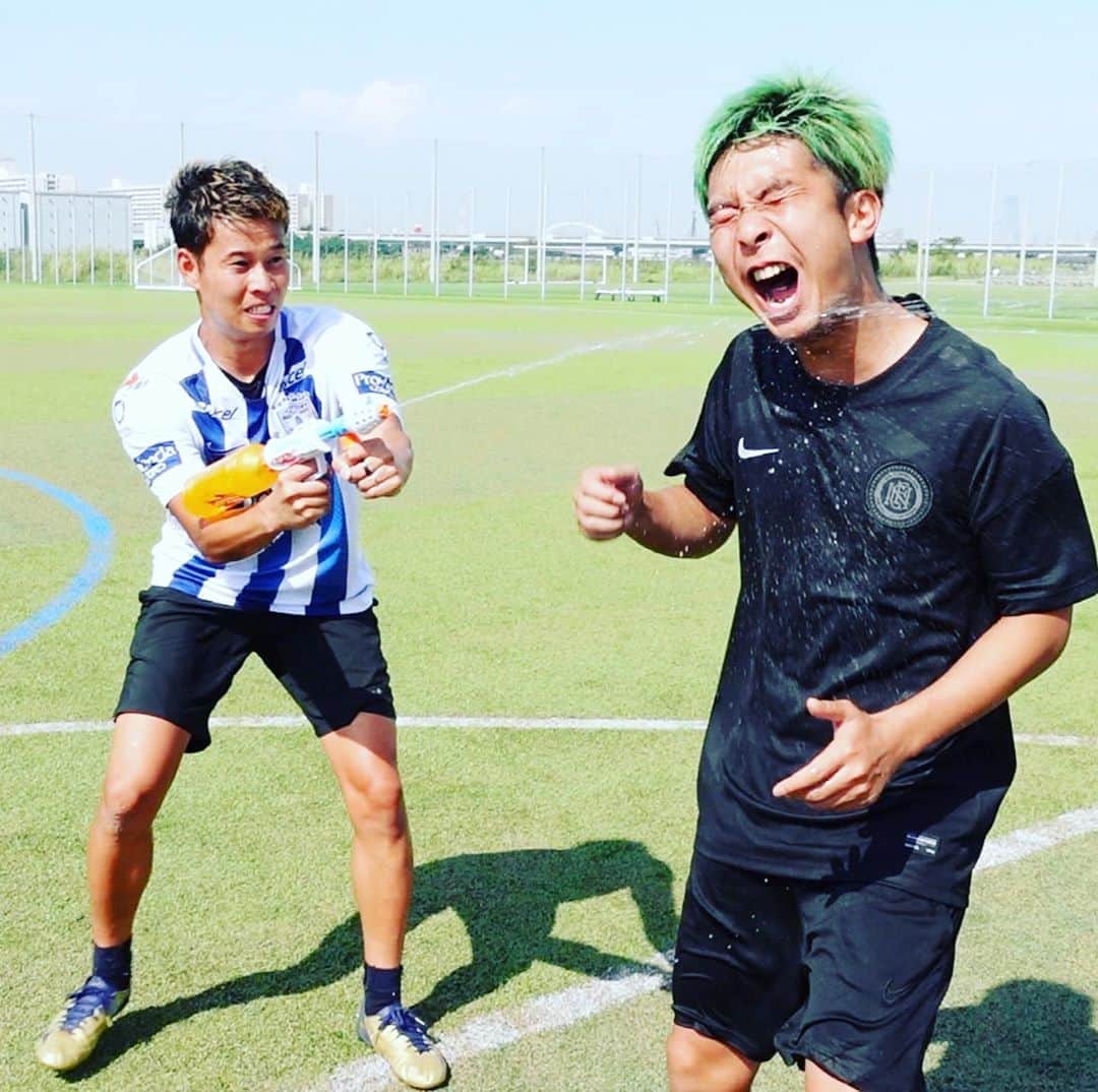 マキヒカのインスタグラム：「#絶対にリフティングさせない水鉄砲男 #vs絶対にリフティング落とさない男 #なんで飲もうとしてんねん #威力えぐい #ほぼ兵器 #青春🍉」