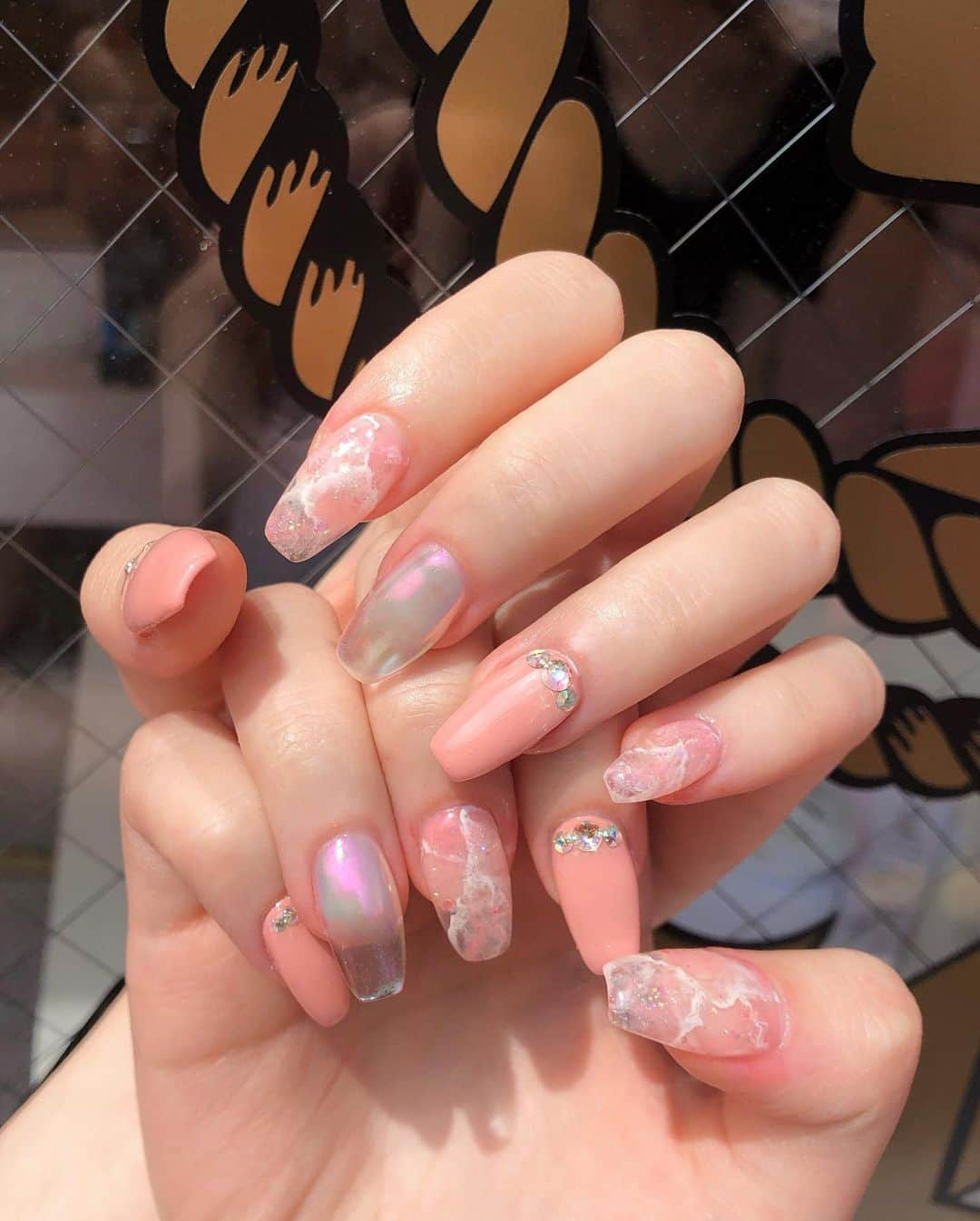 Elina 엘리나 (エリナ) さんのインスタグラム写真 - (Elina 엘리나 (エリナ) Instagram)「New pink nails😍 how cute omg 너무 예뻐서 이제 네일아트 중독 되어버릴거 같잖아  #네일바이허슬기젤리  쌤이 딱 내가 원하는 스타일로 만들어주심 역시 #믿맡젤 💕✨ 다음달에는 무슨 모양 할까나」8月20日 19時58分 - elina_4_22