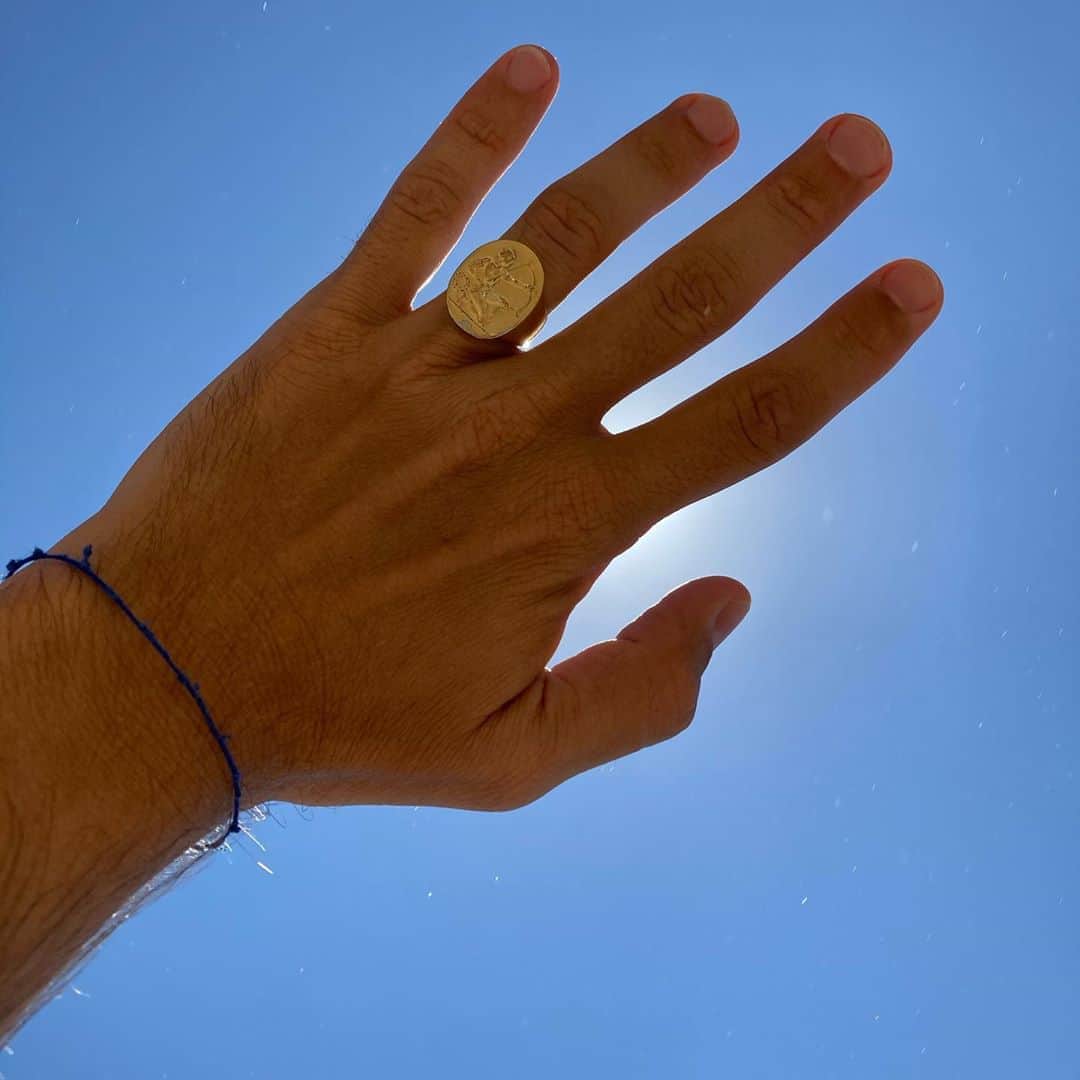 アレクシマビーユのインスタグラム：「Touching the sun of Paros @alexismabille #hands #blue #bluesky #sunshine #summertime #shadesofblue #brasilianbracelet from @ninondd_007 @virginiederiol & ring @thebenakimuseum #chaleur #plage #sunkiss #holiday」