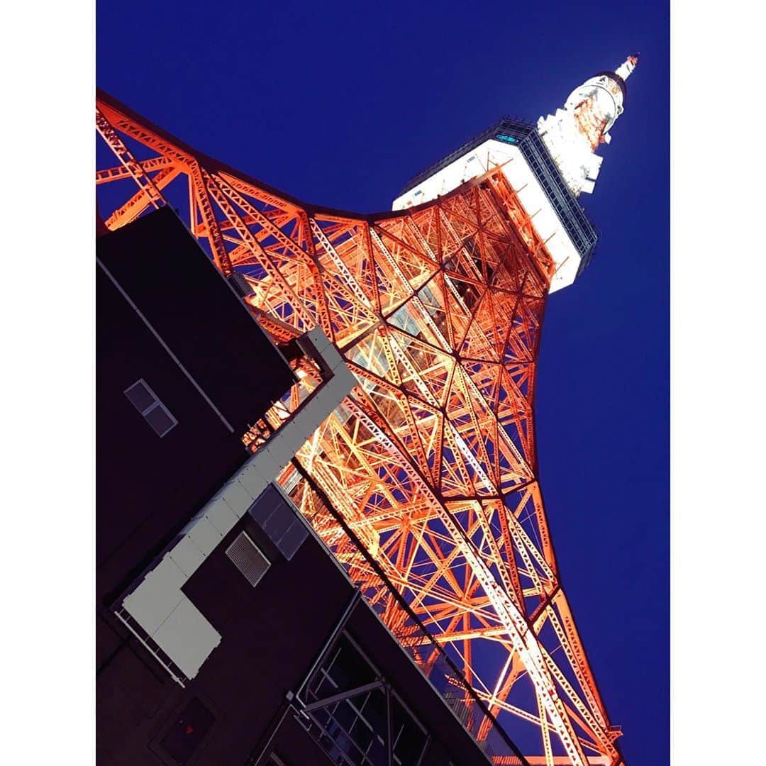 奥村愛子さんのインスタグラム写真 - (奥村愛子Instagram)「* 昼から夜へ🗼  今ね、東京タワーの下に 期間限定っぽい洒落たビアガーデンができていてね、 席の配置的に密でもなさそうだし ライトアップされたタワーを見ながらなんて これは楽しそう、と思ったんだけど 横を通って大人しく帰りました🚶‍♀️  夏っぽいことしてないな〜」8月20日 19時59分 - okumuraaiko