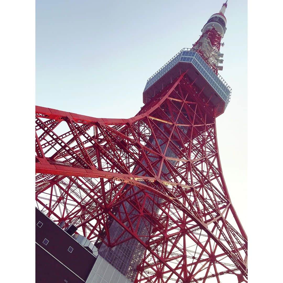 奥村愛子のインスタグラム：「* 昼から夜へ🗼  今ね、東京タワーの下に 期間限定っぽい洒落たビアガーデンができていてね、 席の配置的に密でもなさそうだし ライトアップされたタワーを見ながらなんて これは楽しそう、と思ったんだけど 横を通って大人しく帰りました🚶‍♀️  夏っぽいことしてないな〜」