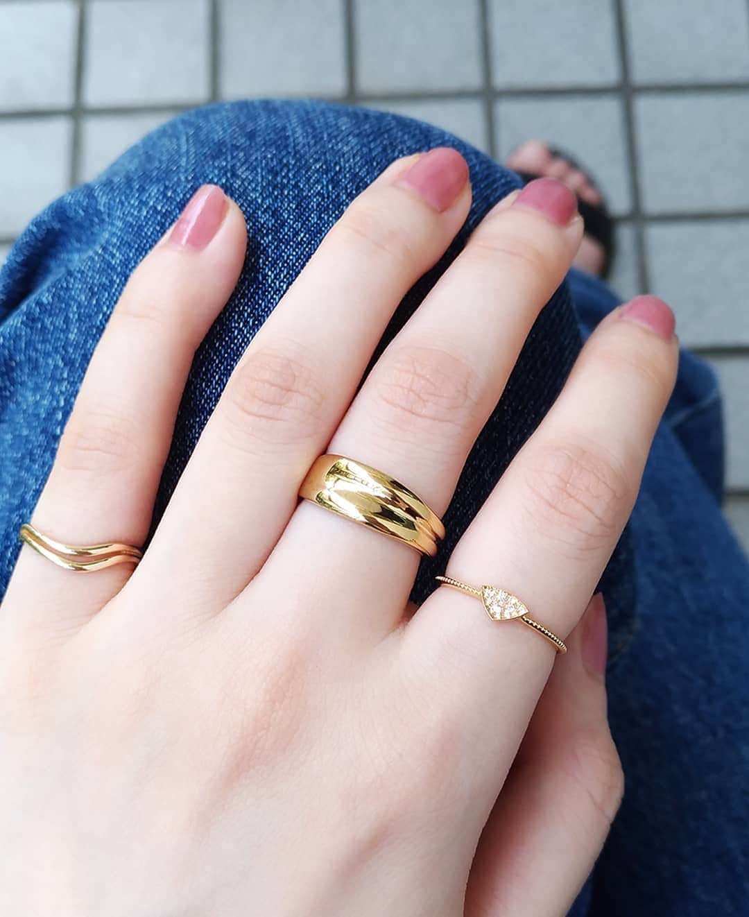 NOIR DE POUPEE_ZOZOTOWNのインスタグラム：「_ ボリューム感のあるリングとの ミックスコーデ💍  ツヤのあるデザインは 指先を大人っぽくみせてくれますよ😉 . . . . #noirdepoupee #ノワールドプーペ #jewelry #ジュエリー #accessory #アクセサリー #リング #ring #ゴールドリング #シルバーリング #ダイヤモンド」