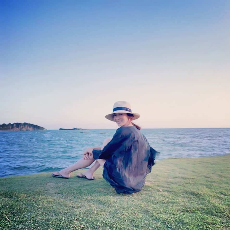 のインスタグラム：「・ ・ 大好きな場所❤️ ・ もう秋の風。 日中は暑いのに夕方には秋がすぐそこにいると感じる ・ もう少しだけ夏を楽しみたいな ・ #この後　#懐かしい #人に #会えた  #hayama #海のある暮らし #sunset」