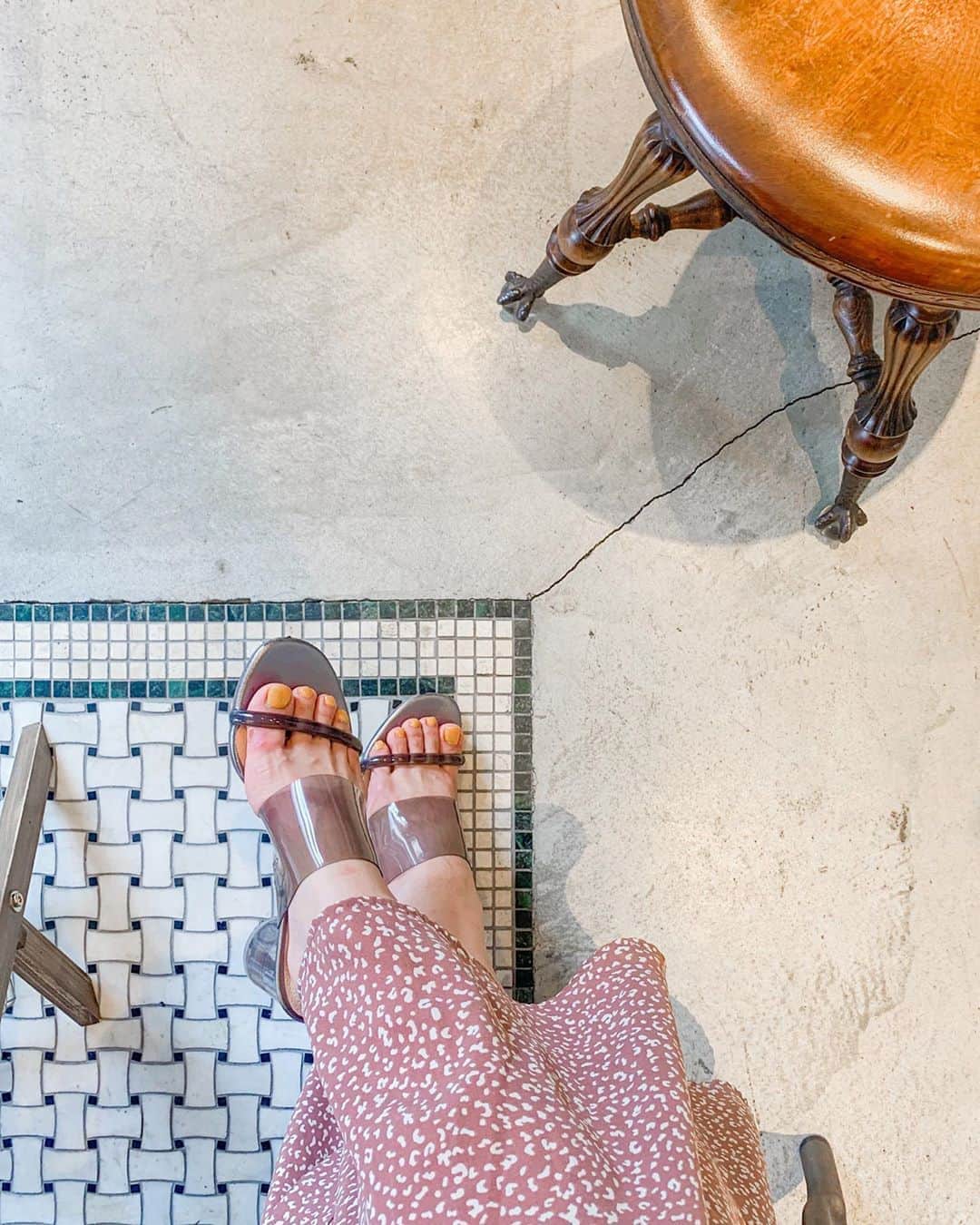のインスタグラム：「お気に入りのクリアサンダル👡 合わせやすくて大人ぽいクリアのカラーがドストライクなの✨ 👇 @mollinishoes  . . . 可愛い靴はその日のテンションを上げるね❣️ たまらん。 . . . . . #mollini #サンダル#クリアサンダル#大人かわいい#あしもと倶楽部 #靴#サンダルコーデ」