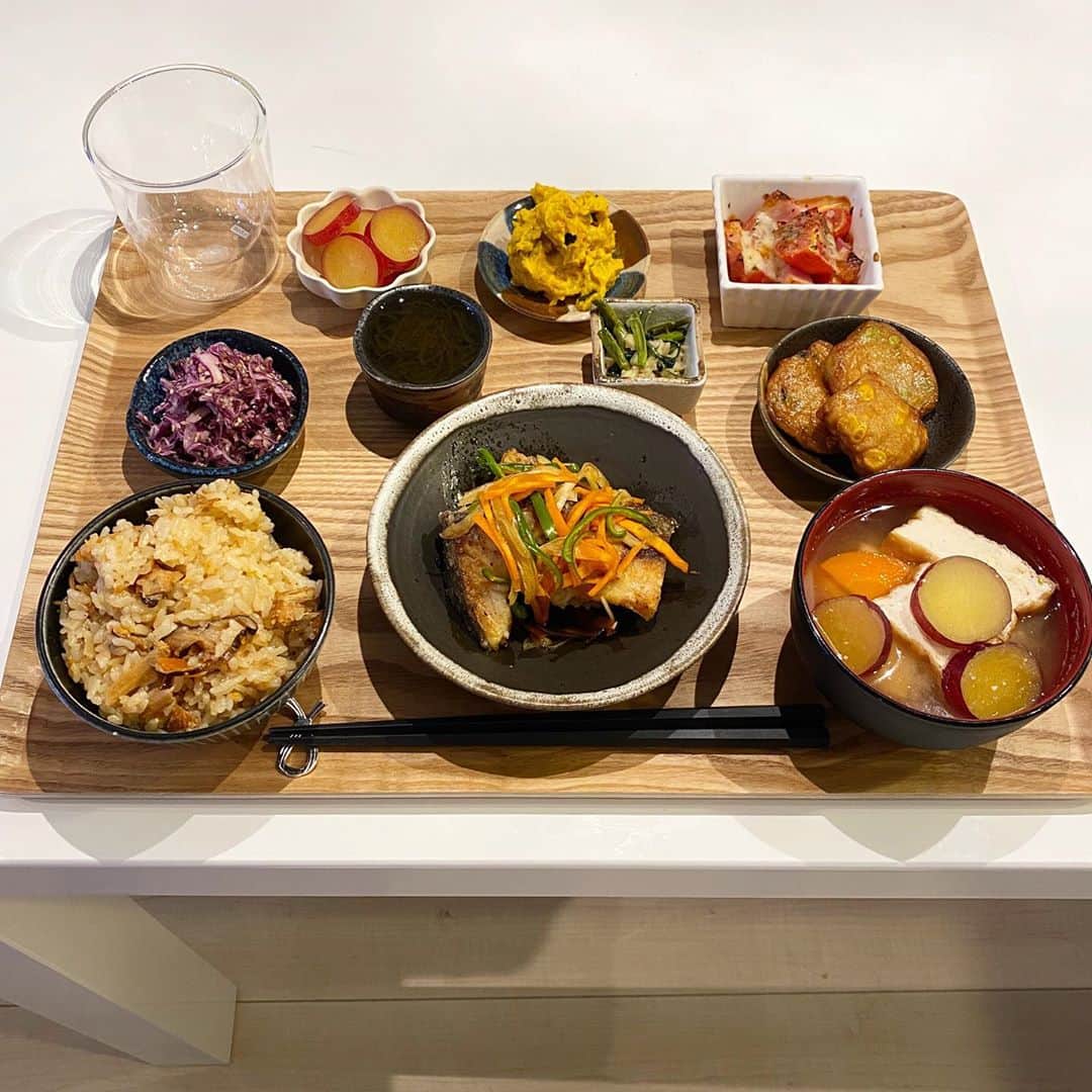 姫野れみのインスタグラム：「お肉が続いていたので さっぱり食べられる南蛮漬けをメインで♪ お酢たっぷりでさっぱりなのにご飯が進む南蛮漬けは この季節にピッタリでオススメです🥰 食後のデザートはメロンを切って頂きました♡  🐟#アジの南蛮漬け 🥬#空芯菜炒め 🎃#かぼちゃと生ハムのデリ風サラダ 🥒#紫キャベツのナムル 🍠#さつまいものレモン煮 🥔#鹿児島さつま揚げ 🌊#もずく酢 🍅#トマトベーコンのバジルチーズ焼き 🍚#炊き込みご飯 🍲#さつまいもと揚げ豆腐の味噌汁 🍈#メロン  #サッカー選手のごはん #アスリートフードマイスター #アスリート飯 #料理 #和食 #夕食 #夕飯 #夜ご飯 #晩ごはん #夜ご飯 #夜ごはん #和食ごはん #手作り料理 #手作りごはん #おうちごはん #レシピ #dinner #food #cooking」