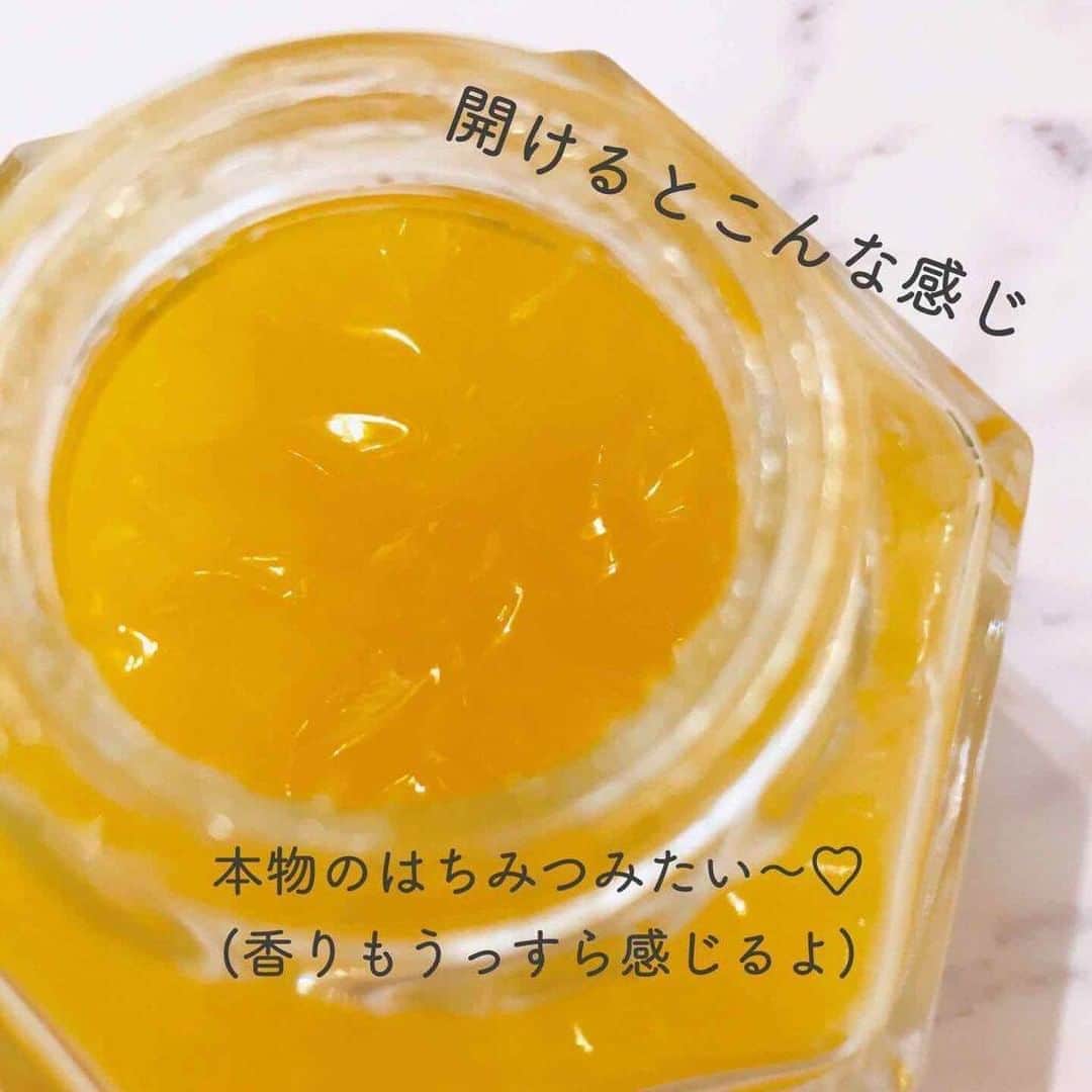 LIPS(リップス)-コスメ・メイク動画さんのインスタグラム写真 - (LIPS(リップス)-コスメ・メイク動画Instagram)「. ------------------------------------------﻿ FARMACY﻿ Honey Potion（ハニーポーション）﻿ Renewing Antioxidant Hydration Mask﻿ ------------------------------------------﻿  さて、今日はFARMACYのハニーポーション（はちみつパック）をご紹介します🍯﻿ ﻿ ローラさんのYoutubeにも出てきたので知っている方も多いかもしれないですが...﻿ ﻿ ﻿ダメージを癒してフレッシュなお肌の輝きを届けてくれるというこのマスク🍯✨﻿ 使い始めて１年近く経ちますが、スペシャルケアとして時間のあるときに使っています🧖🏻‍♀️﻿ ﻿ はちみつには豊富なビタミン・ミネラルが含まれているので、普段食事で内側から、パック等の美容で外側から取り入れてます🍯✨﻿ ﻿ 特に、﻿ ◾️浸透力﻿ ◾保湿力﻿ ◾殺菌作用﻿ が高いので、インナードライでお肌がホルモンバランスによってニキビができたりと偏りがちなの私には合っているみたい🧖🏻‍♀️💓﻿ ﻿ ﻿ ◆使用方法◆﻿ ①洗顔後、化粧水でお肌を整える﻿ ②スパチュラでたっぷりすくいとる﻿ ③額から顎にかけて顔全体に伸ばす﻿ （目と口の周りは避けて！）﻿ ④１－２分優しくマッサージ﻿ ⑤じんわりあたたかくなって白いクリーム状になる﻿ ⑥そのまま10-15分置く﻿ ⑦洗い残しがないようにしっかり流す﻿ ⑧いつものケア（私は再度化粧水つけてます！）﻿ ﻿ ﻿ 洗い流したあとはもっちもち🌝✨﻿ すごくお肌が柔らかくなってるのでそのあとのケアも浸透最高でたまらない💓﻿ ﻿ ハリが出るので翌日、「むくんでる？」と思うこともあるくらい🤣﻿ （しっかり翌朝リンパ流せばばっちりです🤗）﻿ ﻿ ﻿ 夏のエアコンや紫外線による乾燥・ゴワゴワ感を解消してくれるので今の季節にもおすすめ✨﻿ ﻿ ﻿ 大きさは50mlと120mlがあって、Beautylish で50mlが￥4180、120mlが￥6160で購入できます。﻿ しかも￥4000以上の購入で送料無料なので50mlを１つ買うだけでも送料無料😆﻿ ﻿ 参考になればうれしいです🌈﻿ 最後まで閲覧ありがとうございました🌹✨ . ﻿All Contents From： めり🌙 *。美容まにあ  #lipscosme #ハニーポーション #はちみつパック #デパコス #FARMACY #メイク #新作コスメ #透明感メイク #コスメ #makeup #パーソナルカラー #美容 #今日のメイク #新作コスメ #コスメ好きさんと繋がりたい #コスメオタク #夏メイク #夏コスメ #コスメレビュー #コスメ紹介 #コスメレポ #毎日メイク #ナチュラルメイク #かわいい #コスメ部 #おすすめ #cosme #化粧品 #美容垢さんと繋がりたい #コスメがわかるハッシュタグ」8月20日 20時00分 - lipsjp