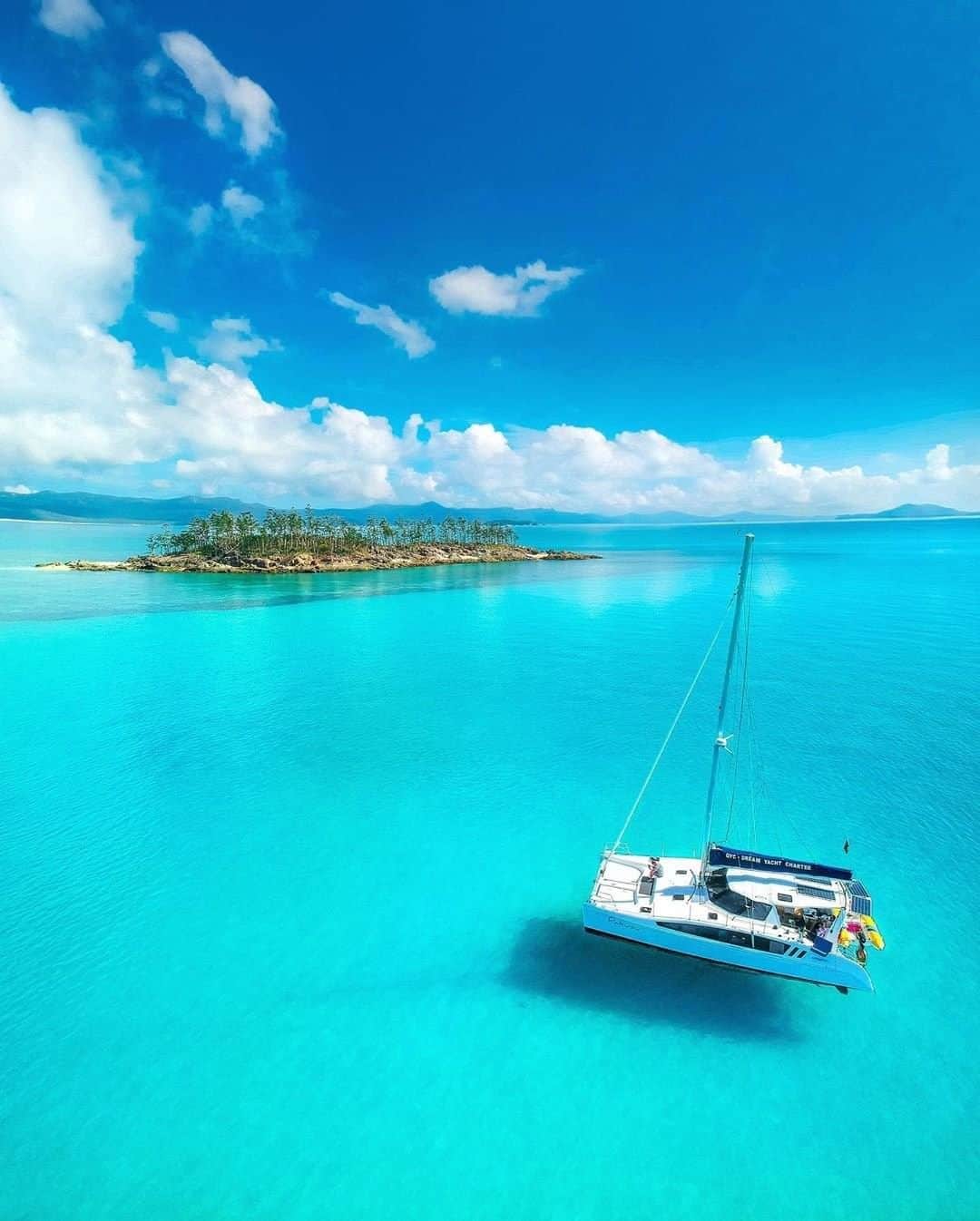 Australiaさんのインスタグラム写真 - (AustraliaInstagram)「This is what they call winter in the @whitsundaysqld 😎 @_markfitz was lucky enough to escape the cooler weather in this heavenly spot in @queensland’s #Whitsunday’s. From secluded beaches, clear blue skies and lots of sunshine, tap the link in our bio to discover why a visit to any one of the 74 islands that make up this sensational part of #Queensland should be topping your bucket-list. #seeaustralia #thisisqueensland #lovewhitsundays」8月20日 20時00分 - australia