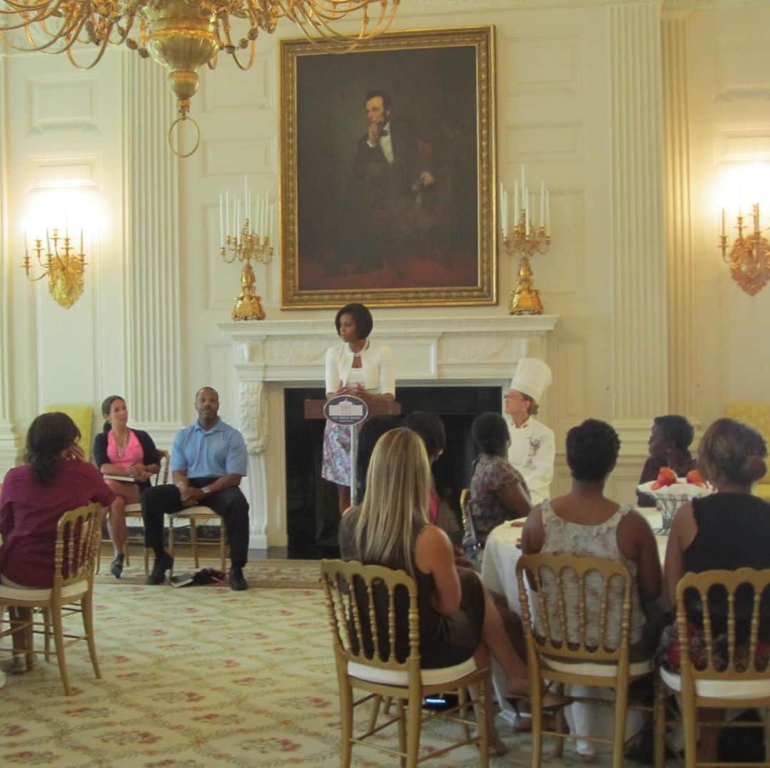 ボビー・ブラウンのインスタグラム：「#tbt to one of epic trips to the @barackobama #whitehouse to speak to @michelleobama on her girls empowerment platform this trip along side her beloved chef and trainer #proud #epic#important #pinchme」