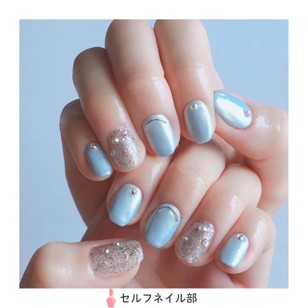 セルフネイル部 公式アカウントのインスタグラム：「(@mn_____nail)さんの、﻿ 「ソーダネイル🥂🧊」を紹介します💅﻿ ﻿ 〜やり方〜﻿ ①ベースコートを塗る。﻿ ②薬指と親指(片手)以外に、ベースカラーの水色を二度塗りする。﻿ ③オーロラパウダーをのせる。﻿ ④ 薬指と親指(片手)にラメをたくさんのせる。﻿ ⑤全体のバランスを見ながらパーツをのせる。﻿ ⑥トップコートを塗る。﻿ ﻿ 〜使うもの〜﻿ ♡カラージェル(くすみブルー)﻿ ♡オーロラパウダー﻿ ♡ラメ(シルバー、ゴールド少々)﻿ ♡パーツ(シルバー、オーロラ)﻿ ﻿ 〜ポイント〜﻿ ラメは、シルバーをメインにゴールドを少し混ぜて、キラキラの見え方が角度で変わるように工夫しました☺︎﻿ ﻿ 《セルフネイル部プロデューサー高橋からのコメント💅》﻿ 夏らしくデザインからカラーが考えられていて素敵です🌈合わせたシルバーの相性がまた可愛いです💅」