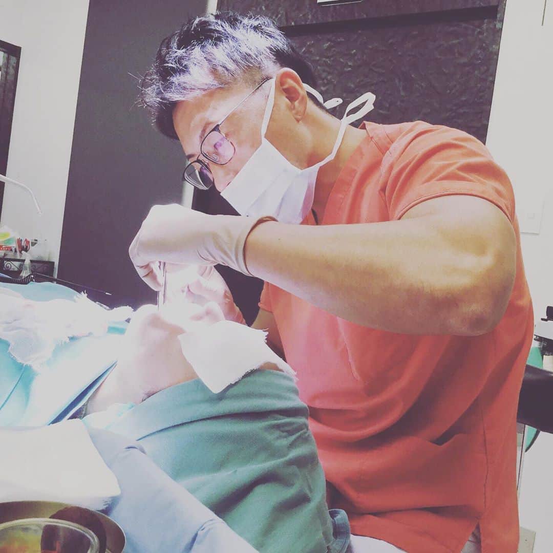 東京美容外科公式のインスタグラム：「こんにちは😃東京美容外科でございます😊 本日は木村先生によるバッカルファットオペをご紹介します😊 バッカルファットとは笑った時にプックリ出てきてしまう頬っぺたの脂肪をお口の中を1〜2センチ切開し脂肪を取りし切除する施術になります☺️ 所要時間は10分〜15分であっとゆう間に終わってしまいます😳当日からメイクもOkです😊 小顔になりたい、ぽっちゃり顔をどうにかしたい、将来のタルミ予防にもオススメです☺️  お気軽にご相談ください✨  お問い合わせはこちら💁‍♀️ 詳しくはプロフィールのURLから公式サイトへ♪ ▼フリーダイヤル 0120-658-958 (コールセンター受付時間9:00〜21:00) ▼L INE予約 @tkc110  #東京美容外科 #東京美容外科新宿  #東美#」