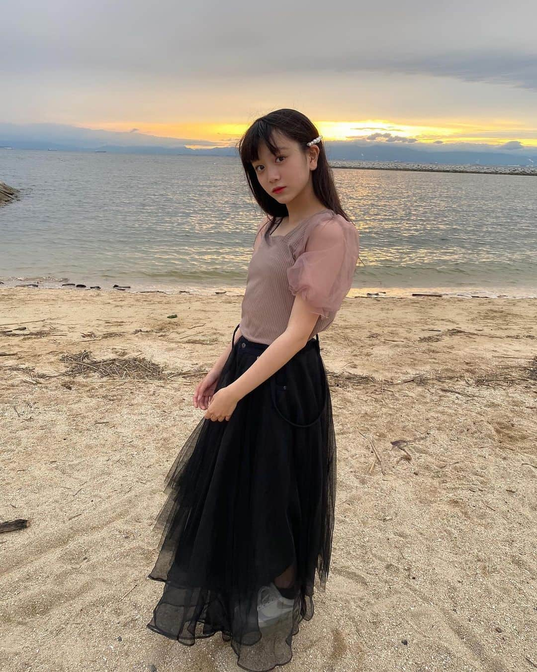 村田万葉さんのインスタグラム写真 - (村田万葉Instagram)「🐠 ・ いつかの海🏖 ・ ・ ・ ・ #海 #夕焼け #砂浜 #風 #過去pic」8月20日 11時23分 - dela_muratakazuha