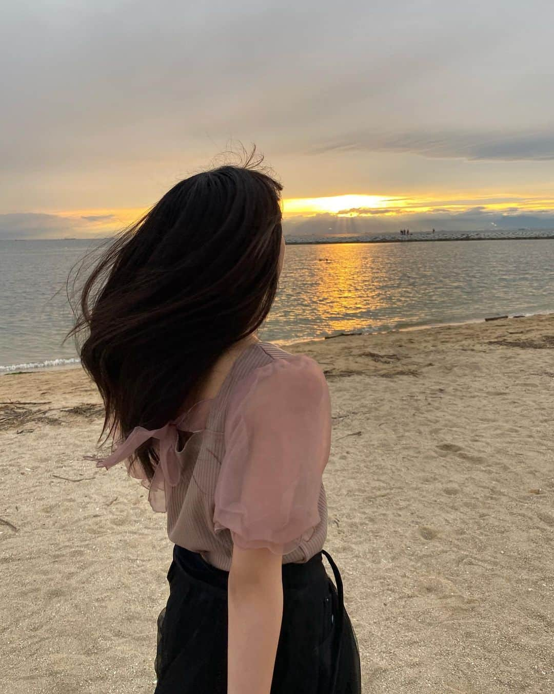 村田万葉さんのインスタグラム写真 - (村田万葉Instagram)「🐠 ・ いつかの海🏖 ・ ・ ・ ・ #海 #夕焼け #砂浜 #風 #過去pic」8月20日 11時23分 - dela_muratakazuha