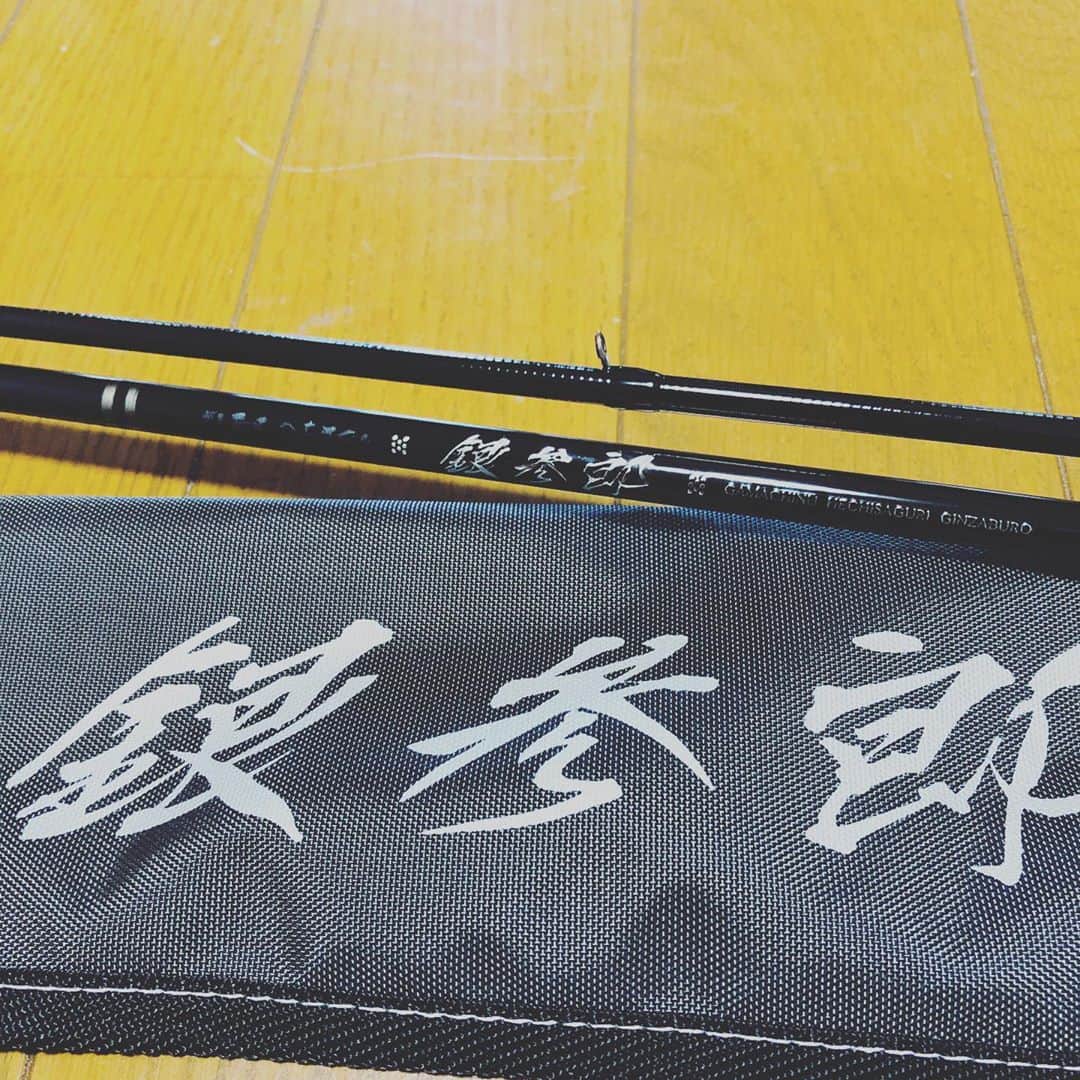井澤惇のインスタグラム：「ついに買ってしまった。。高級ロッド。。 #がまチヌへちさぐり銀参郎」
