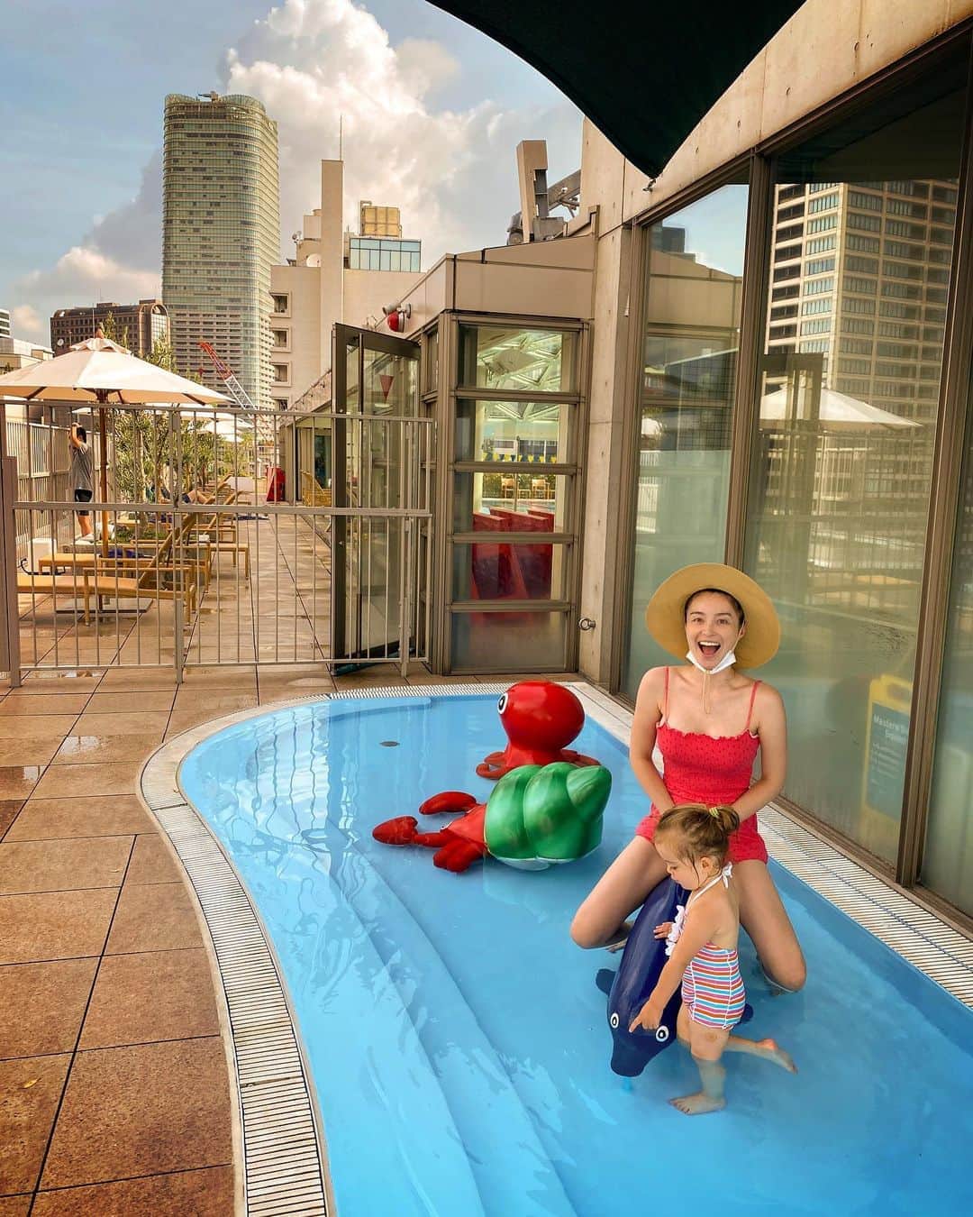 エミ・マイヤーのインスタグラム：「Getting carried away in the kiddie pool 😇Parenting is easier once you revive your inner 2 year old, passionately believing in imaginary worlds, bubbles, and swings 🦋 育児で疲れる日があれば、2歳になったつもりで遊ぶようにしています。✨」