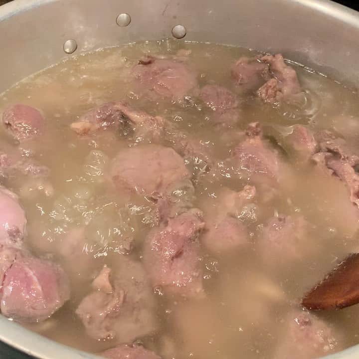 T.G.HEARTH TGハースのインスタグラム：「こんにちはTGハースです！﻿ 只今、豚ほほ肉🐷のコンフィを仕込み中🤤﻿ お肉3種盛り合わせにしかついていないレア商品ですよ‼️しっとりジューシーなコンフィ是非1度食べてみてください👨‍🍳﻿ ﻿ ﻿ 当店名物ロティサリーチキン1羽まるごと¥1980🐓﻿ すぐ電話↓↓↓期間限定なのでお早めに〜💕💕💕﻿ ☎️03-6416-9445←ﾖｳﾁｪｹﾗ🤘﻿ ⭐️旨辛フェアも絶賛開催中なのでテイクアウトチキンの味変更やハーフ&ハーフも対応してます🤓﻿ ﻿ ﻿ ◆モバイルオーダーも出来るようになりました✨﻿ プロフィールからHPをアクセスしてください♪﻿ モバイルオーダー﻿ https://tgh.for.dinii.jp/﻿ ﻿ ◆Uber eats・menu・出前館によるデリバリー﻿ 11:30〜21:00﻿ ﻿ ◆LINE@登録お願いします♪﻿ https://lin.ee/g0H4jc6﻿ ﻿ ﻿ 皆さまの笑顔に会えますように！💕💕💕﻿ ﻿ #TGハース#代官山ディナー#代官山ランチ#恵比寿グルメ#恵比寿ビストロ#恵比寿ディナー#代官山グルメ #ハース #代官山テイクアウト#恵比寿ランチ#ラクレット#チーズ#ロティサリーチキン#恵比寿ご飯#menu#恵比寿ワイン#テイクアウト#渋谷ディナー#恵比寿チーズ#tghearth#渋谷グルメ#渋谷ランチ#恵比寿チーズ#恵比寿カフェ#チーズケーキ#渋谷テイクアウト#恵比寿新聞#恵比寿ビール#チーズフォンデュ#恵比寿テイクアウト」
