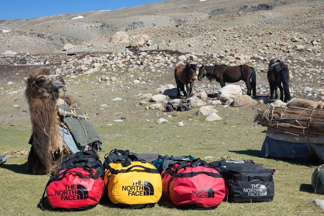 佐々木明さんのインスタグラム写真 - (佐々木明Instagram)「【Mongolia🇲🇳】 #akirasproject  ラクダや馬、車のルーフラックにまさにくくりつけるバッグは形状が変化する事が大事なんですね。  馬やラクダの体に車の屋根に合わせて括り付けるのもアウトドアの優しさかと思います。  思いやり。  #thenorthface  #ダッフルバッグ #altaimountains  #mongolia」8月20日 11時21分 - akiraexploring