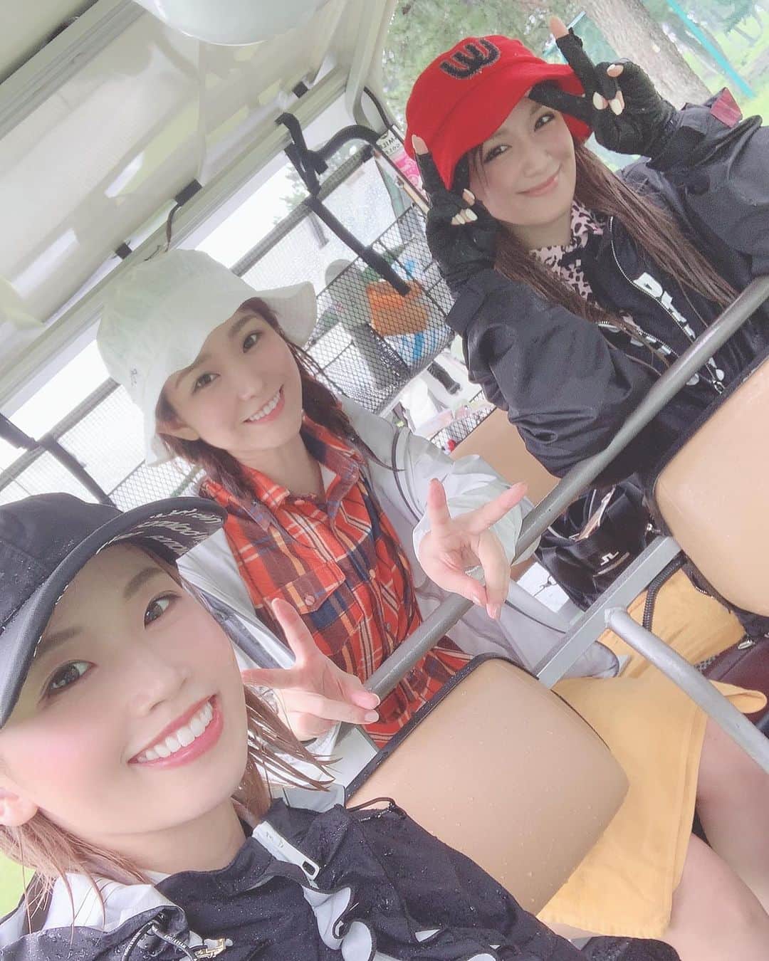 はるまのインスタグラム：「可愛すぎる2人と 鎌倉パブリックで練習ラウンド⛳️  土砂降り☔️ この3人がちゃんと雨の中 18ホール周り切りました👏（笑） スコアはボロボロだったけど楽しかった🙆‍♀️  またこの3人で晴れの日ゴルフしたーい🏌️‍♀️  #ゴルフ #ゴルフ女子 #ゴルフスイング #ゴルフ練習 #ゴルフスイング動画 #golf #golfswing #gtバーディーズ #golftoday」