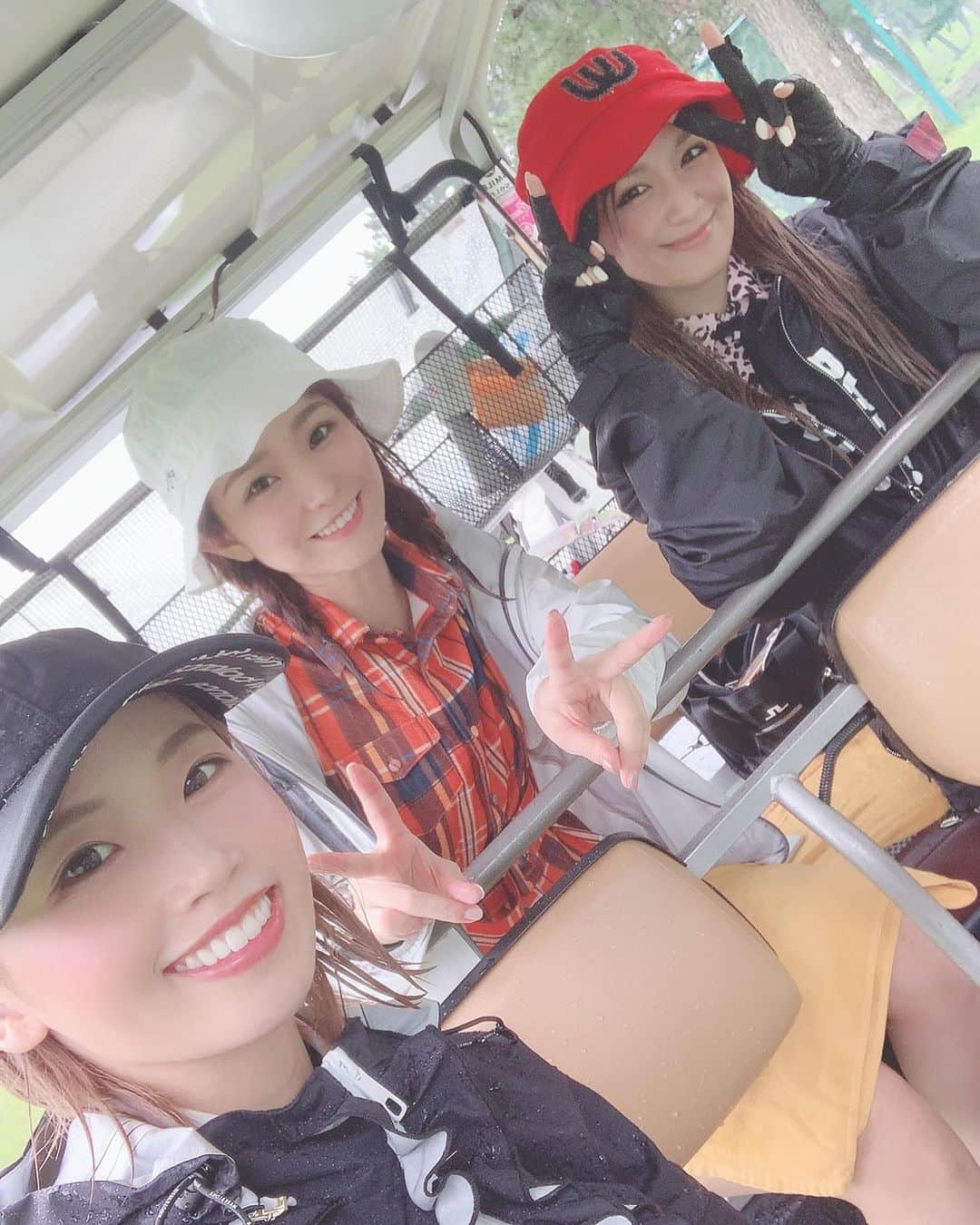 のインスタグラム：「可愛すぎる2人と 鎌倉パブリックで練習ラウンド⛳️  土砂降り☔️ この3人がちゃんと雨の中 18ホール周り切りました👏（笑） スコアはボロボロだったけど楽しかった🙆‍♀️  またこの3人で晴れの日ゴルフしたーい🏌️‍♀️  #ゴルフ #ゴルフ女子 #ゴルフスイング #ゴルフ練習 #ゴルフスイング動画 #golf #golfswing #gtバーディーズ #golftoday」