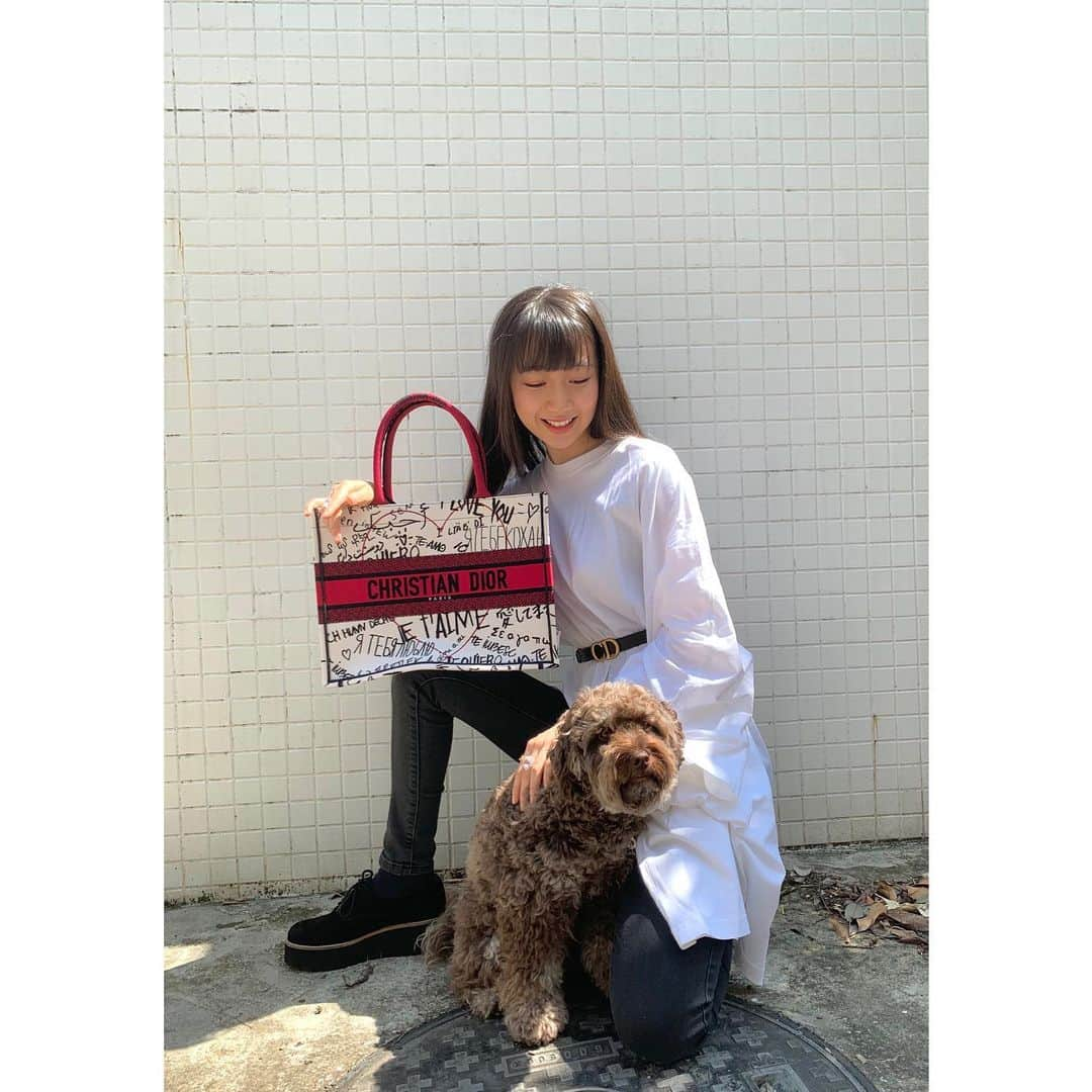 木村心美さんのインスタグラム写真 - (木村心美Instagram)「❤️DIOR AMOUR COLLECTION  ・ Since it’s the same name as my cute little Amour, we took a picture together🥰.  ・ アムちゃん（アムール）とコレクションが同じ名前なので一緒に写真を撮りました！ ・ 色んな国の言語で｢愛してます｣と書いてあります。刺さりますね〜 ・ 私服: Belt: @dior  Bag: @dior  Piercings: Rose des Vents @dior  Ring: Oui @dior  #diorjoaillerie  ・ #staysafe ・ アイシャドウは @diormakeup の Dior Backstage のROSEWOOD というパレットです。バックステージシリーズでは1番のお気に入りです。本当に好みです。」8月20日 11時26分 - cocomi_553_official