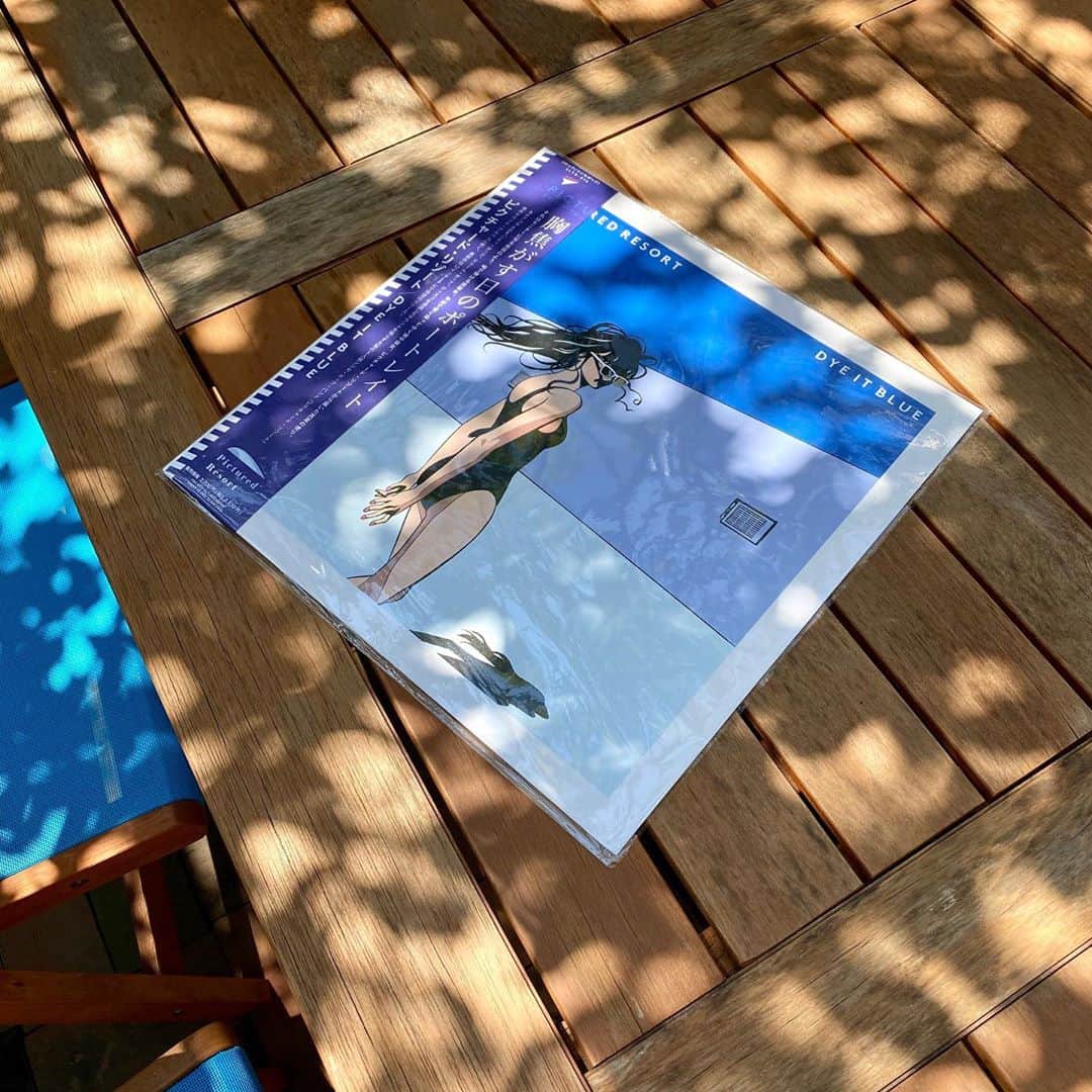 江口寿史のインスタグラム：「Pictured Resortの新作『DYE IT BLUE』届いた。クリアブルーのカラーvinylも爽やかな7曲入り12インチEP。80'sな帯も「あの頃」の夏。もう来ないかもしれない幻想の夏。 配信で聴くのも良いけれど、これはフィジカル盤で持っておくべきレコードですよ。是非とも。」