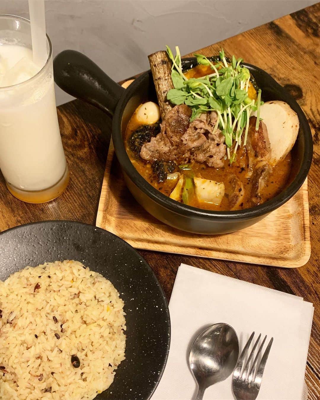 田中セシルのインスタグラム：「* 函館ランチ  北海道名物スープカレー ラムチョップドーン🥩 お野菜たっぷりどーん🥔🥬🎃 スープは意外とあっさりしていて、お肉とお野菜の味を引き立ててくれる。 ライスは雑穀がたくさん入っていて、食感が面白い。 キャラメルラッシーは新たな出会い♡ お腹いっぱ、大満足でした😆  SAPPORO SOUPCURRY BEGIRAMA 北海道函館市松風町10-2 A-GATE HOTEL 1階  @soupcurry_begirama  #begirama #ベジラマ  #soupcurry #スープカレー #rambcurry #ラムカレー #ご当地カレー #ご当地グルメ #北海道 #函館 #hokkaido #hakodate #スープカレー好きと繋がりたい #🍛」