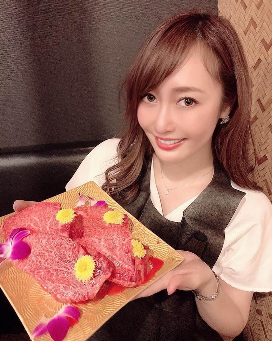 白井ゆかりさんのインスタグラム写真 - (白井ゆかりInstagram)「死ぬ前に食べたいものって言ってるくらい #きみや #りきちゃん のシャトーブリアンが好き🐃❤️﻿ ﻿ ﻿ ﻿ それだけお肉好きな私ですが、 日常では環境問題と畜産動物福祉の観点から﻿ #週1ヴィーガン と、﻿ それ以外の日もなるべく #ペスカタリアン Dayをしているので、お肉を食べるのは特別な日に、﻿ とびっきり美味しいものだけ🌎💕﻿ ﻿ ﻿ ﻿ ヴィーガン (肉魚乳製品NG)﻿ ベジタリアン (肉魚NG、乳製品ok)﻿ ペスカタリアン (肉のみNG)﻿  #meatfreemonday #週に1日お肉をやめよう  ※お肉好きな人に #週1プラントベース を知ってもらいたいので、あえてお肉の写真にタグ付けしています💡」8月20日 11時34分 - yukarealestate