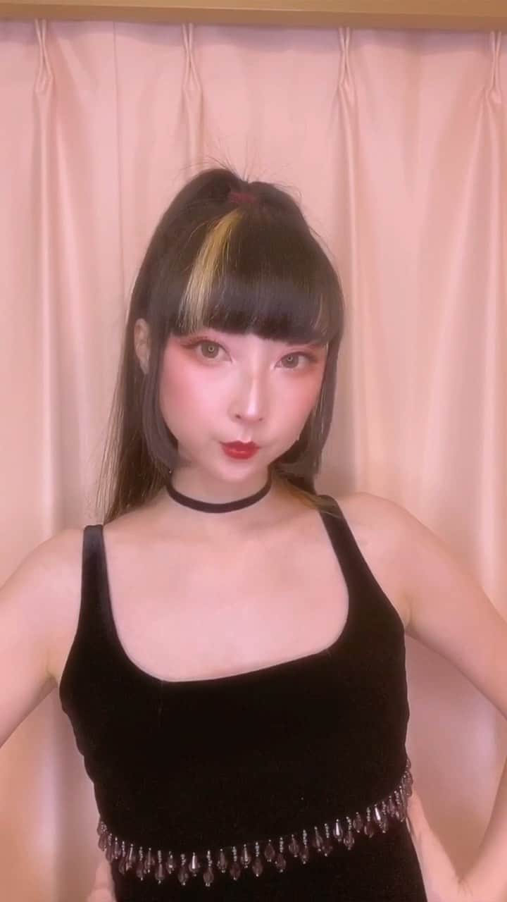 のインスタグラム：「💖 or 🖤? . #ootd Pjs: #aromabloom 💖 Top: #fleamadonna Earrings: #etoilegriotte Hair ribbons: #angelicpretty 🖤 Dress: #betsyjohnson  Choker: #milhae . 🎵#tessaviolet - #wishfuldrinking  . TikTok at rinrin_doll . . #rinrindoll #rinrindollreels #transitions #japan #tokyo #harajuku #japanesefashion #tokyofashion #harajukufashion #変身 #コーデ #東京 #原宿 #今日のコーデ」