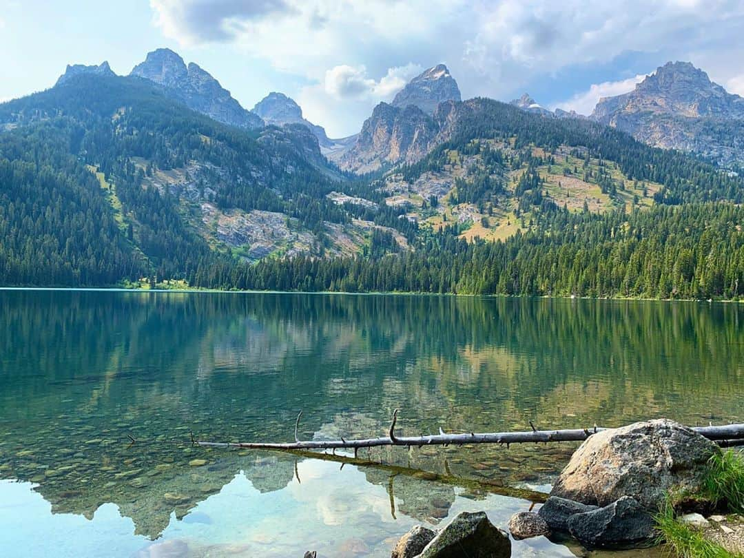 サラ・ラファティさんのインスタグラム写真 - (サラ・ラファティInstagram)「Social distance feels slightly less brutal here. #grandtetonnationalpark #tetons #wyoming #yeahiswaminit #worththedrive」8月20日 11時38分 - iamsarahgrafferty