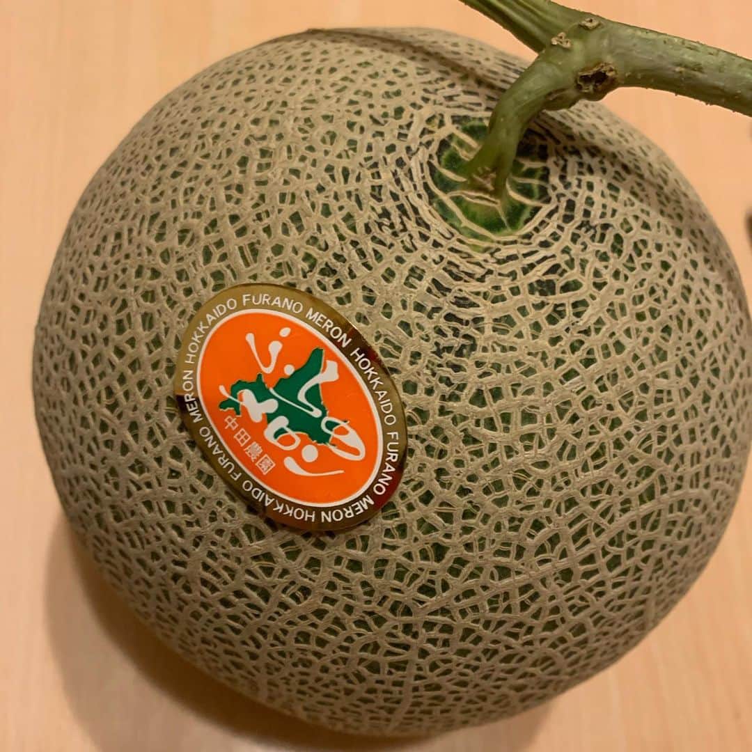 のインスタグラム：「色々考えてしまって中々アップ出来ずにいましたが、 メロン頂いて🍈なんだかほっこり☺️気持ちの余裕は大切ですね。 久しぶりに夕張メロン堪能しましたw 豪快な贅沢な半分に切ったところにスプーンをさす。旦那さんと楽しみました😆✨ 星組東京公演再開 キャストもスタッフの方々も、変わらず色々な所にめちゃくちゃ気を配っています。 劇場へ足を運んで下さるお客様、公演関係者、全ての方が笑顔で過ごせます様に… 熱中症にも気をつけてお過ごし下さい！ #メロン #ひさしぶり #小さい頃の夏の思い出 #夕張メロン #星組再開 #収束を願って #熱中症にも気をつけて #お過ごし下さい😊 #祐澄しゅん」